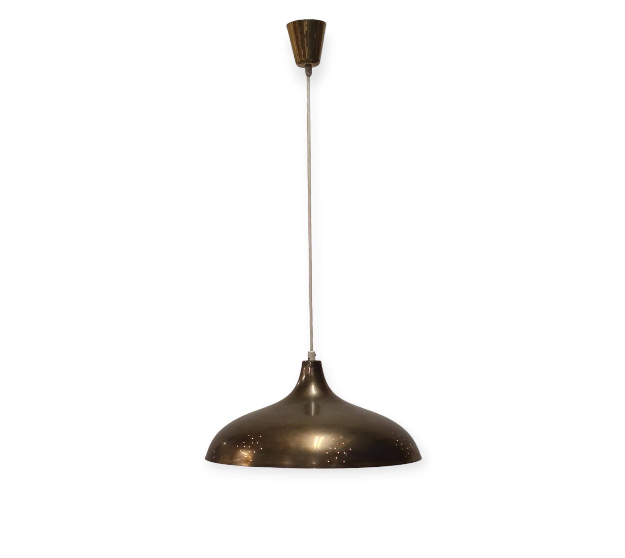 Splendida lampada da soffitto PSO di metà secolo modello 468010 in ottone traforato, anni '50 In condizioni buone in vendita a Helsinki, FI