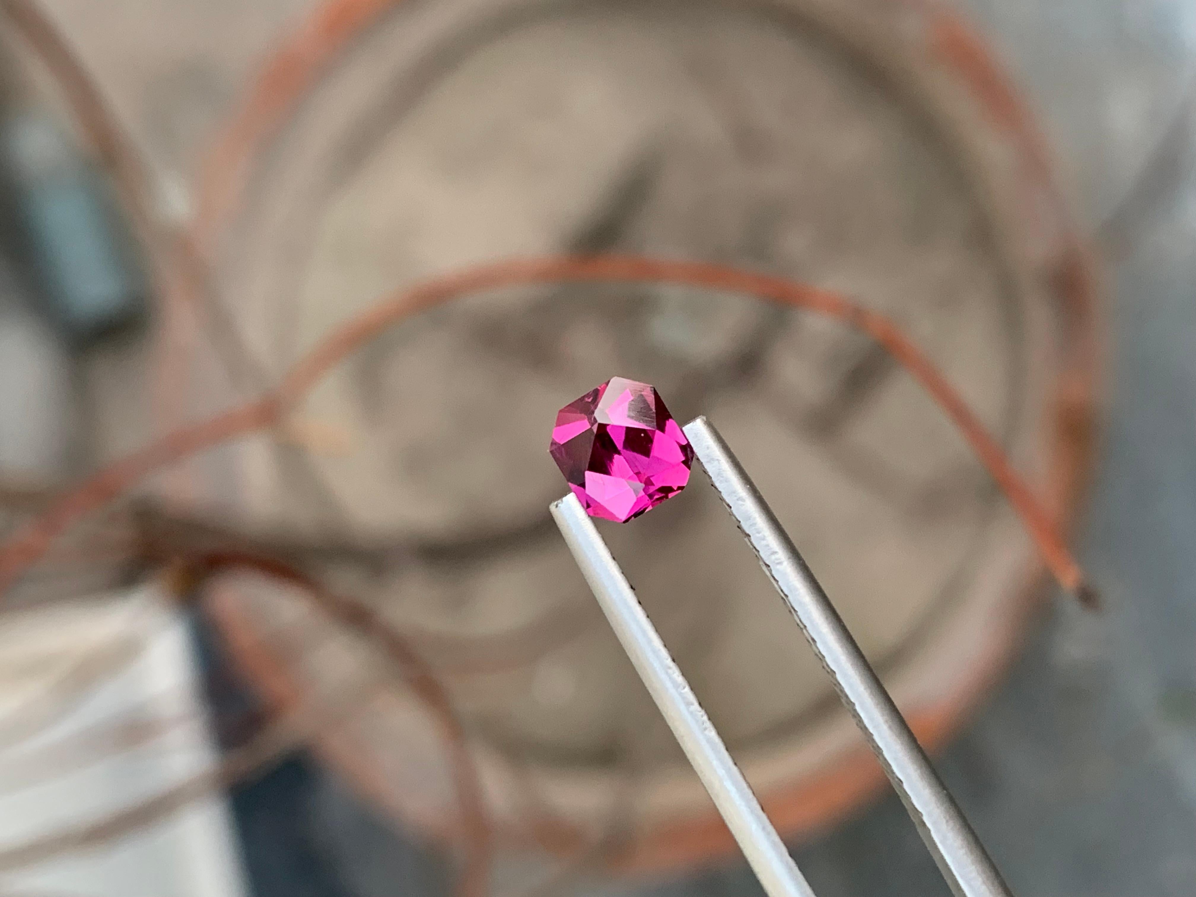 Aesthetic Movement Gorgeous Purplish Pink Loose Rhodolite Garnet 1.0 Carat Ring Gem For Sale