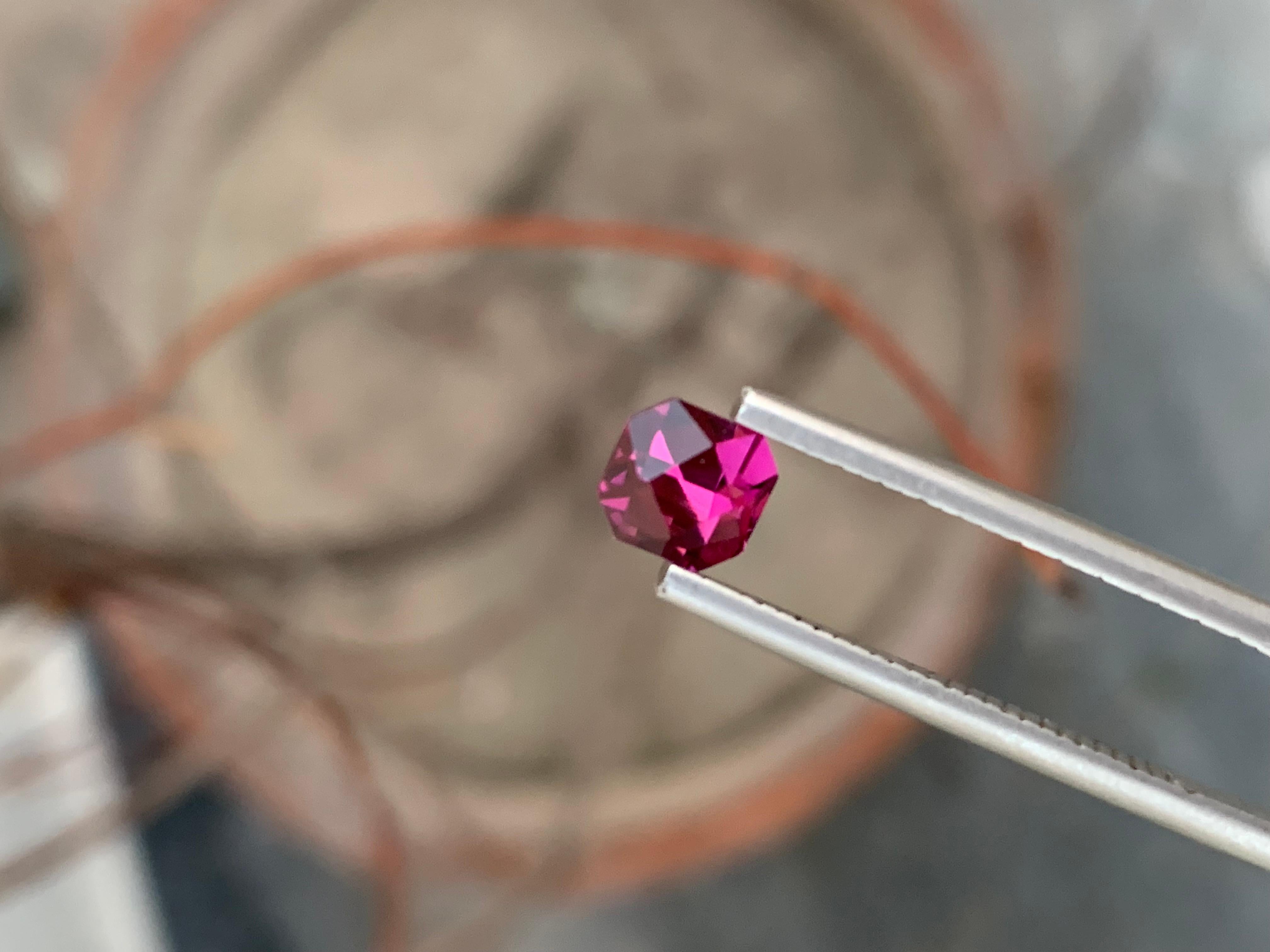 Women's or Men's Gorgeous Purplish Pink Loose Rhodolite Garnet 1.0 Carat Ring Gem For Sale