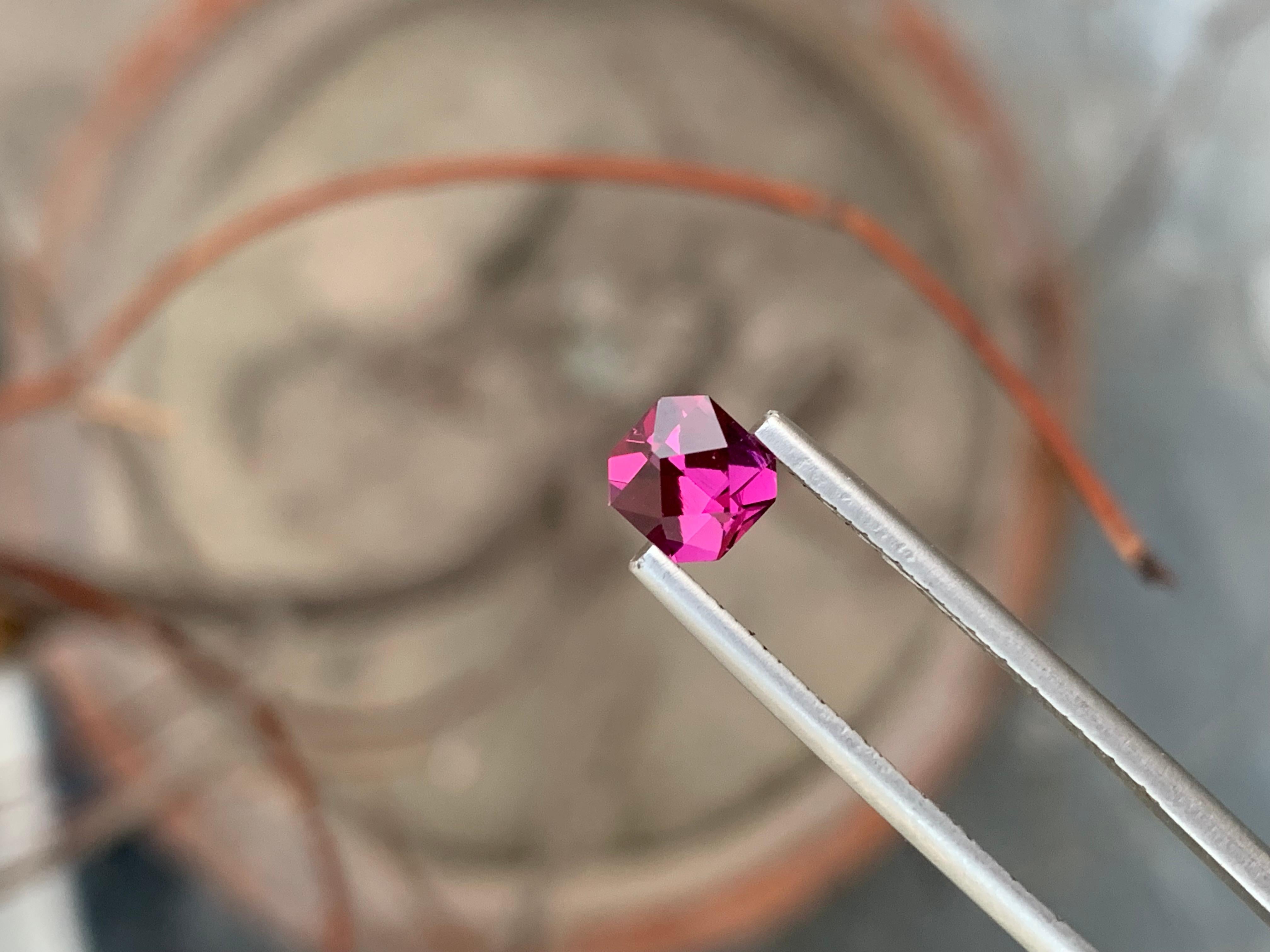 Gorgeous Purplish Pink Loose Rhodolite Garnet 1.0 Carat Ring Gem For Sale 1