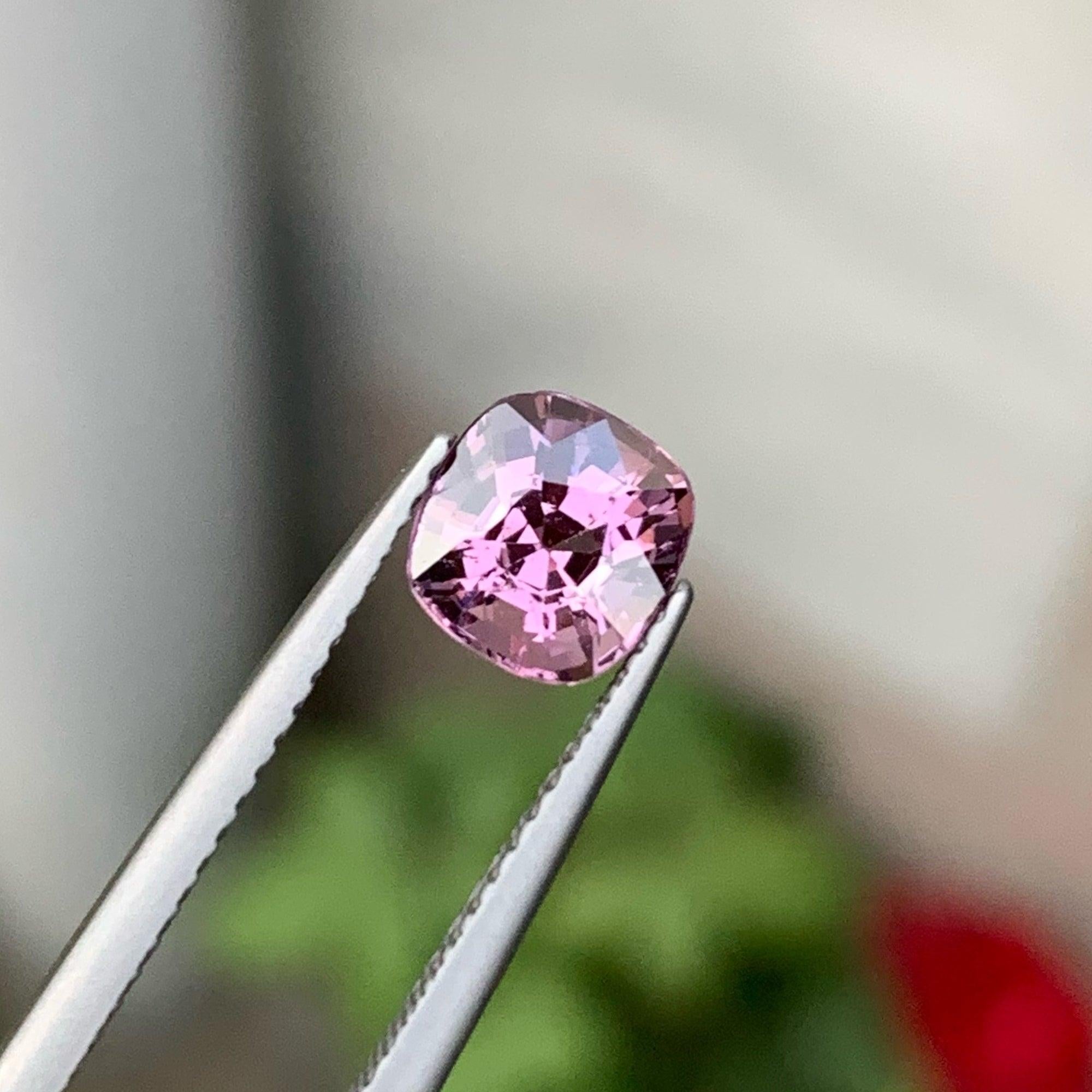 Modern Gorgeous Purplish Pink Loose Spinel 1.40 Carats Spinel Jewelry Spinel Rings For Sale