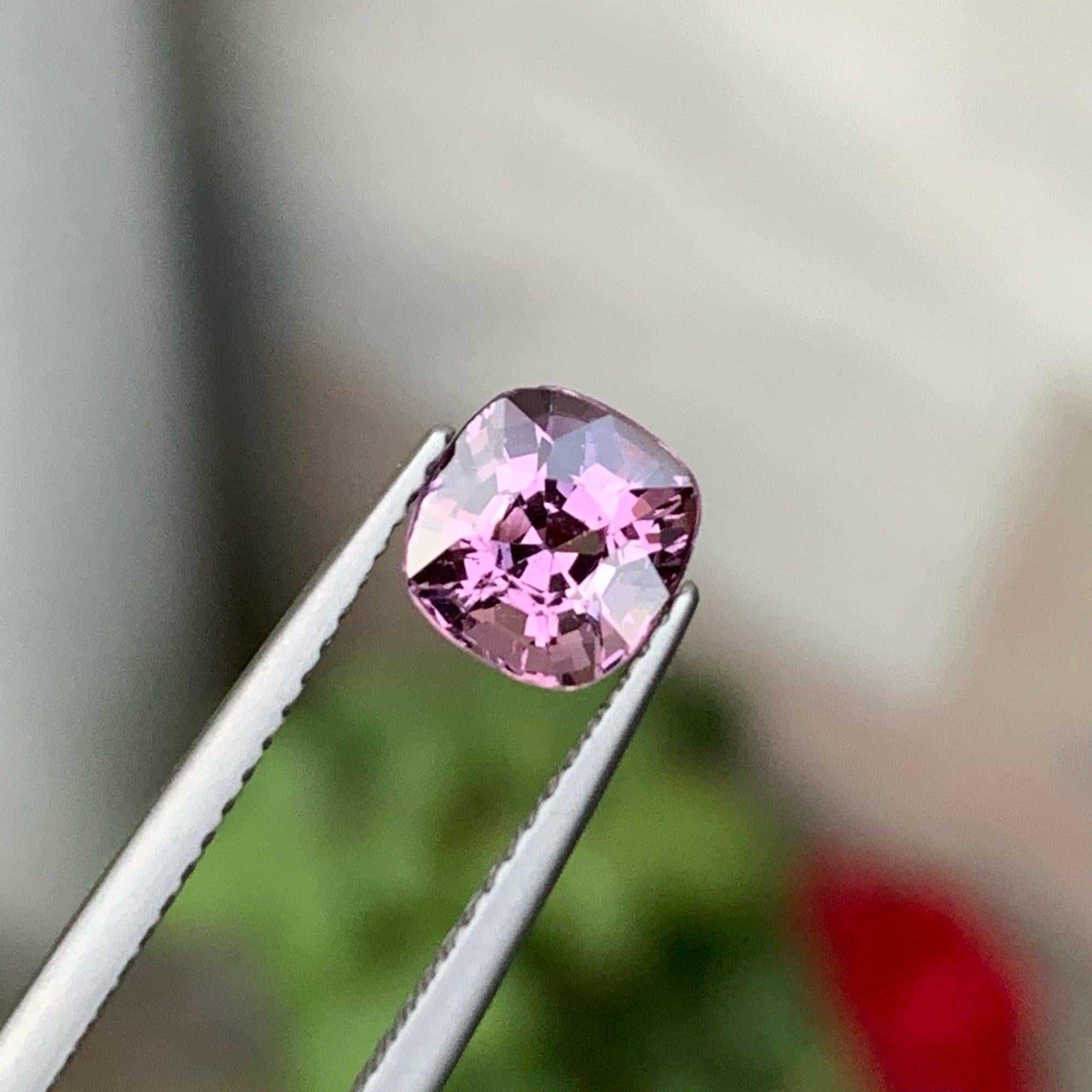 Gorgeous Purplish Pink Loose Spinel 1.40 Carats Spinel Jewelry Spinel Rings In New Condition For Sale In Bangkok, TH