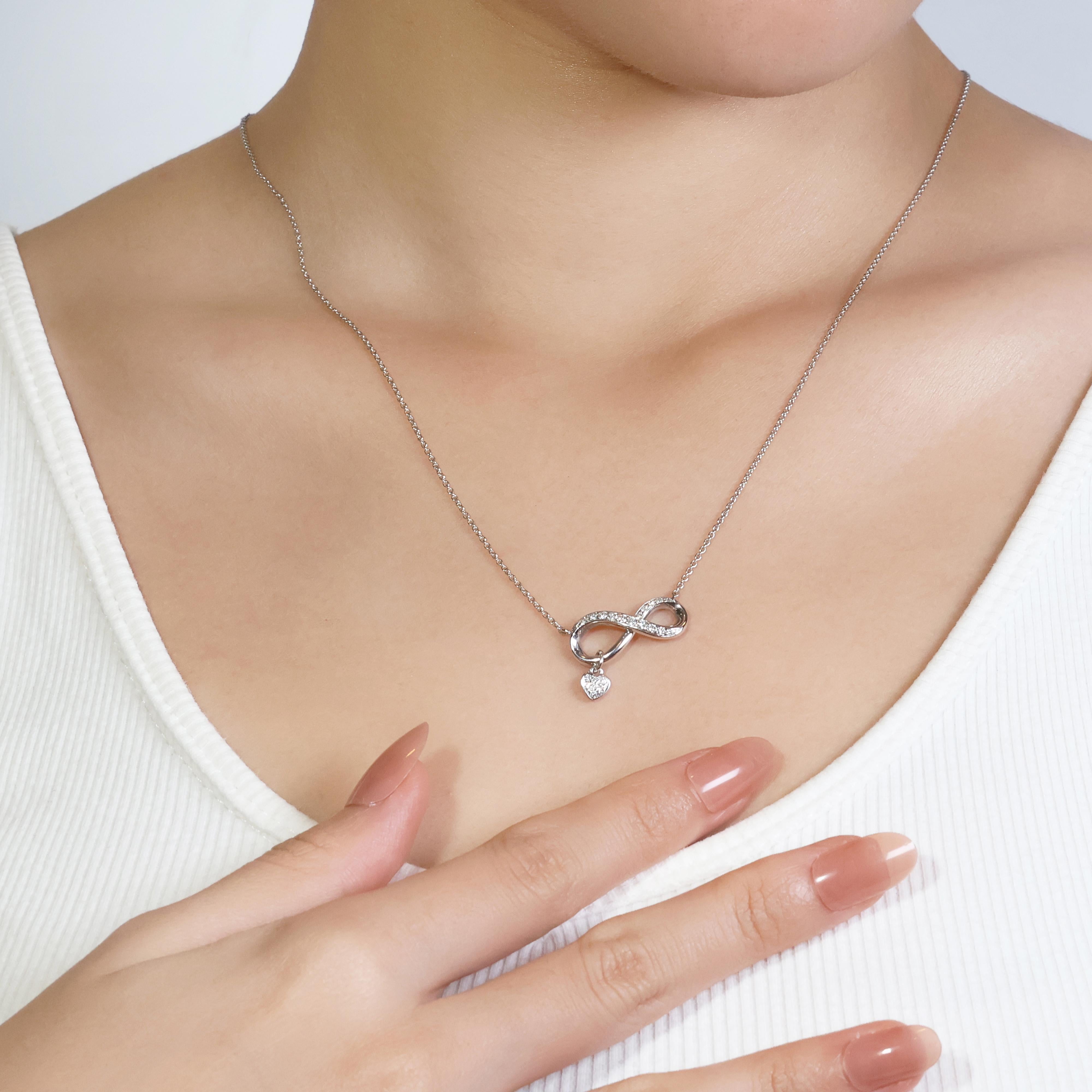 Questa delicata collana in oro bianco 18 carati sfoggia una scintillante esposizione di 21 diamanti a taglio brillante.  Ogni diamante vanta un'ambita gradazione di colore G-H e un'impressionante purezza VS, che garantiscono un'eccezionale
