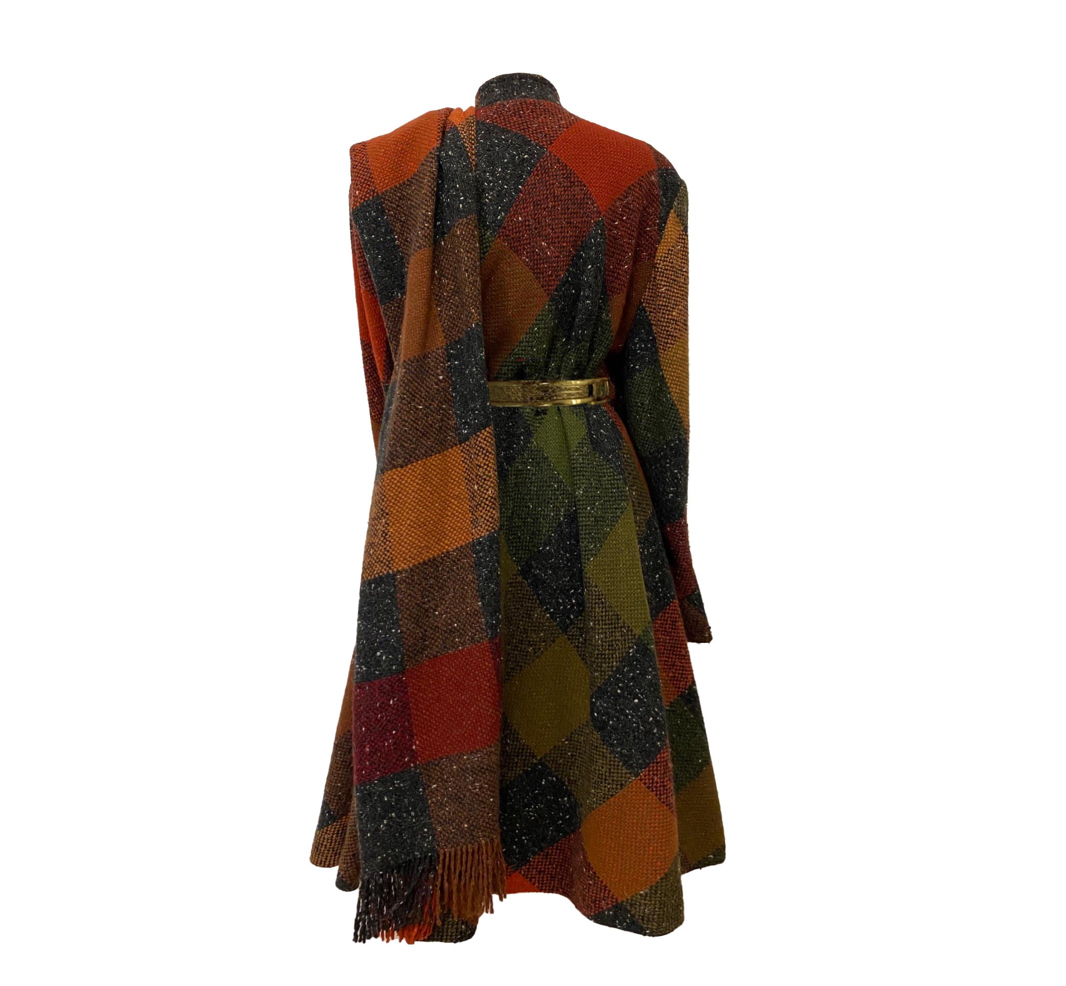 Wahrlich einer der schönsten Mäntel. Ein seltener Mila Schön, est. 80er Jahre Mantel mit aufgesetzter Schärpe. Fabelhafte Luxuskreation eines Herbst-/Wintermantels. Erstaunlich hochwertiger Stoff, Schottenkaro aus Wolle und Seidenfutter. Dies ist