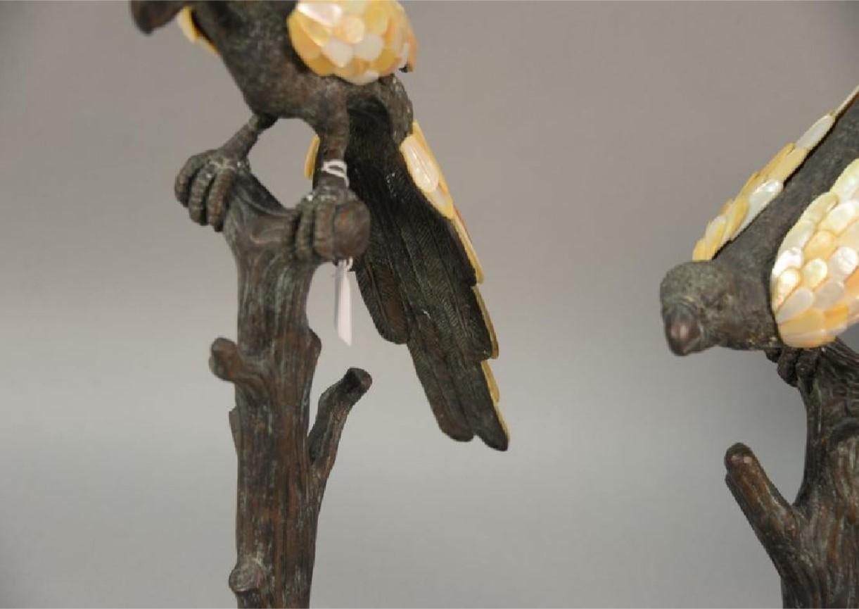 Wunderschönes seltenes Paar Maitland Smith Bronze Perlmutt Leben Größe Papagei Vögel im Zustand „Gut“ im Angebot in New York, NY