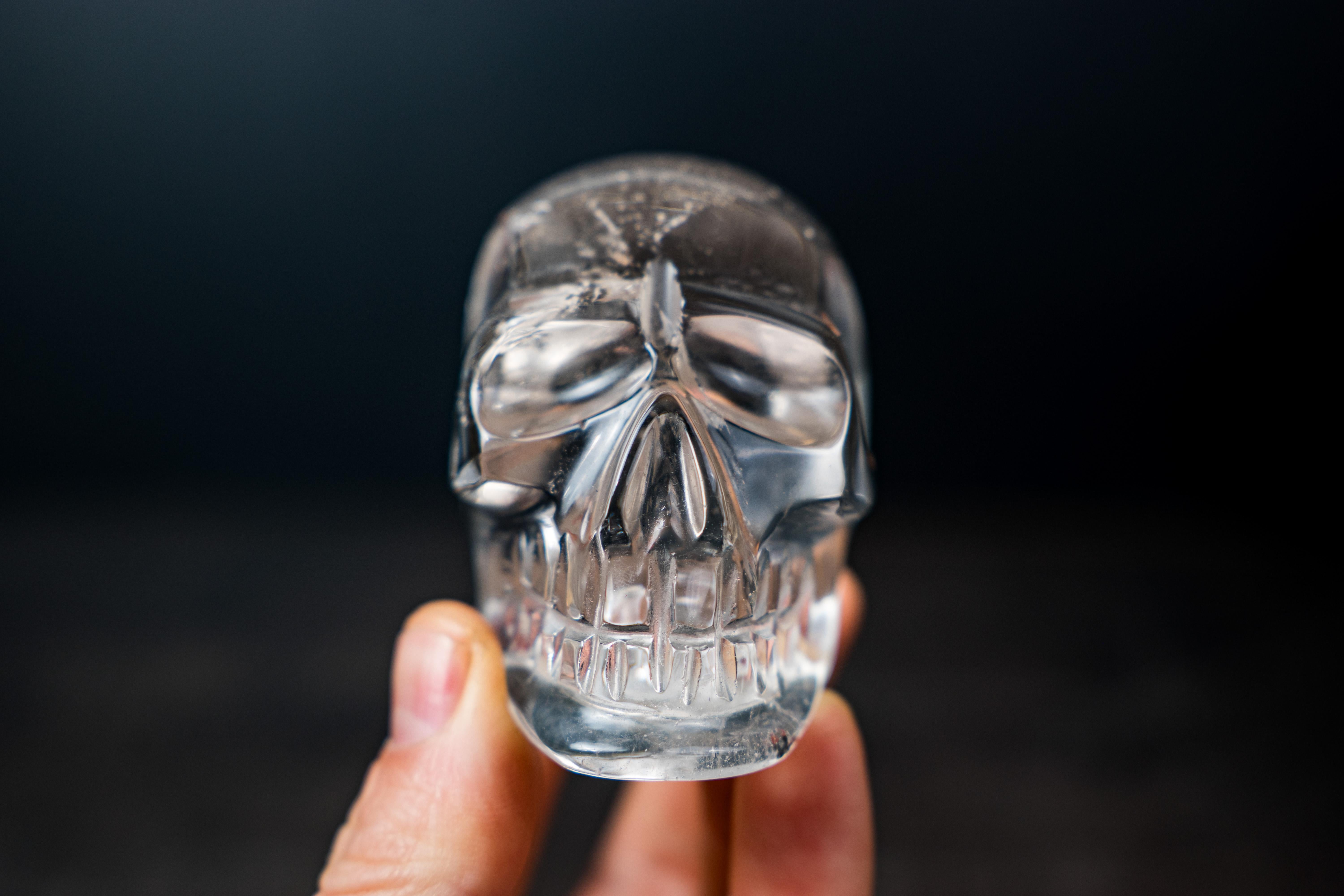 Crâne en cristal clair, de Diamantina

▫️ Description

D'une superbe transparence et d'un intérieur limpide, ce crâne humain a été sculpté à la main à partir d'un seul morceau de cristal de quartz Diamantina, le transformant ainsi en une œuvre d'art