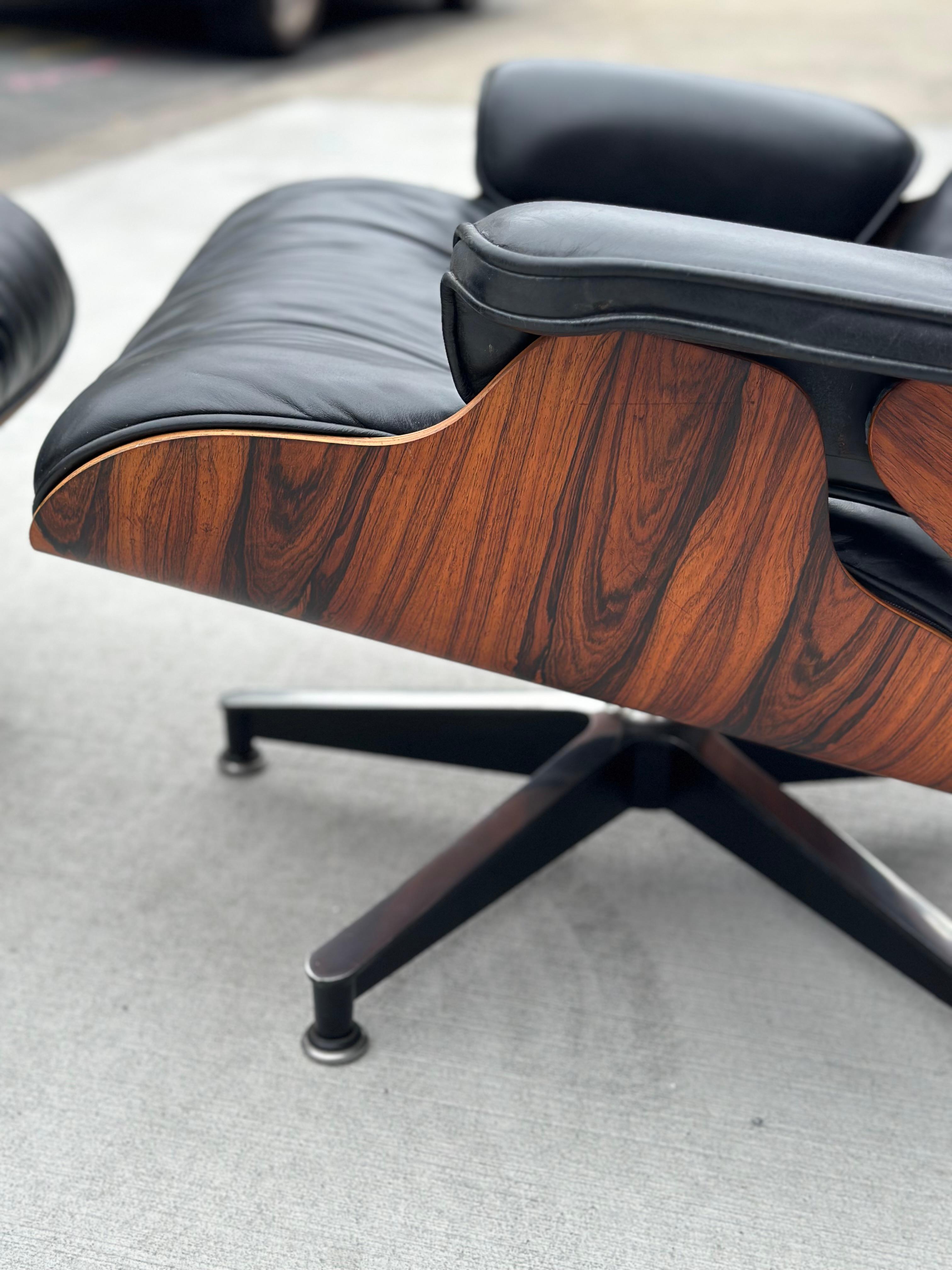 Superbe chaise longue et pouf Eames Herman Miller restaurée en vente 3