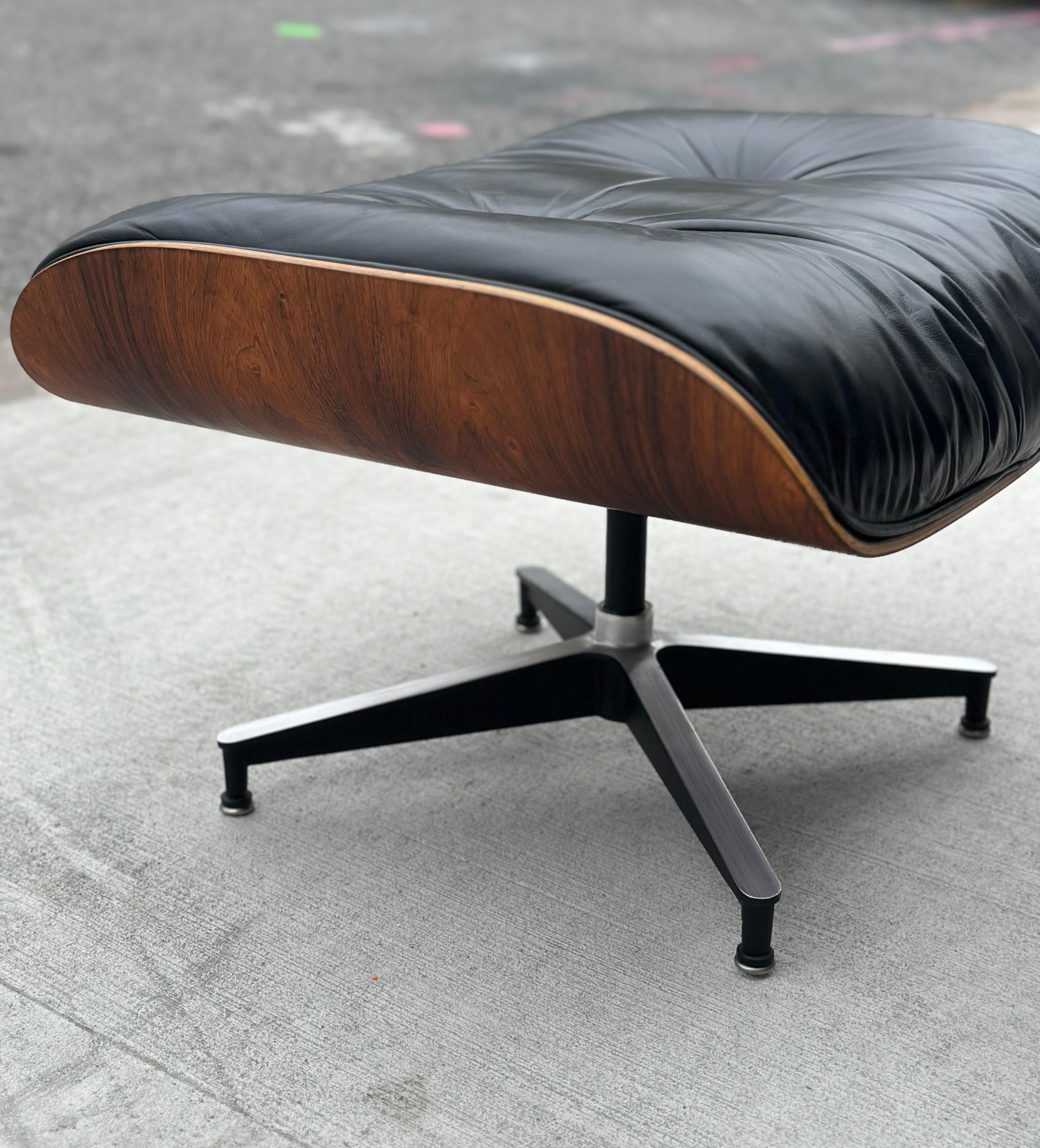 Superbe chaise longue et pouf Eames Herman Miller restaurée en vente 6