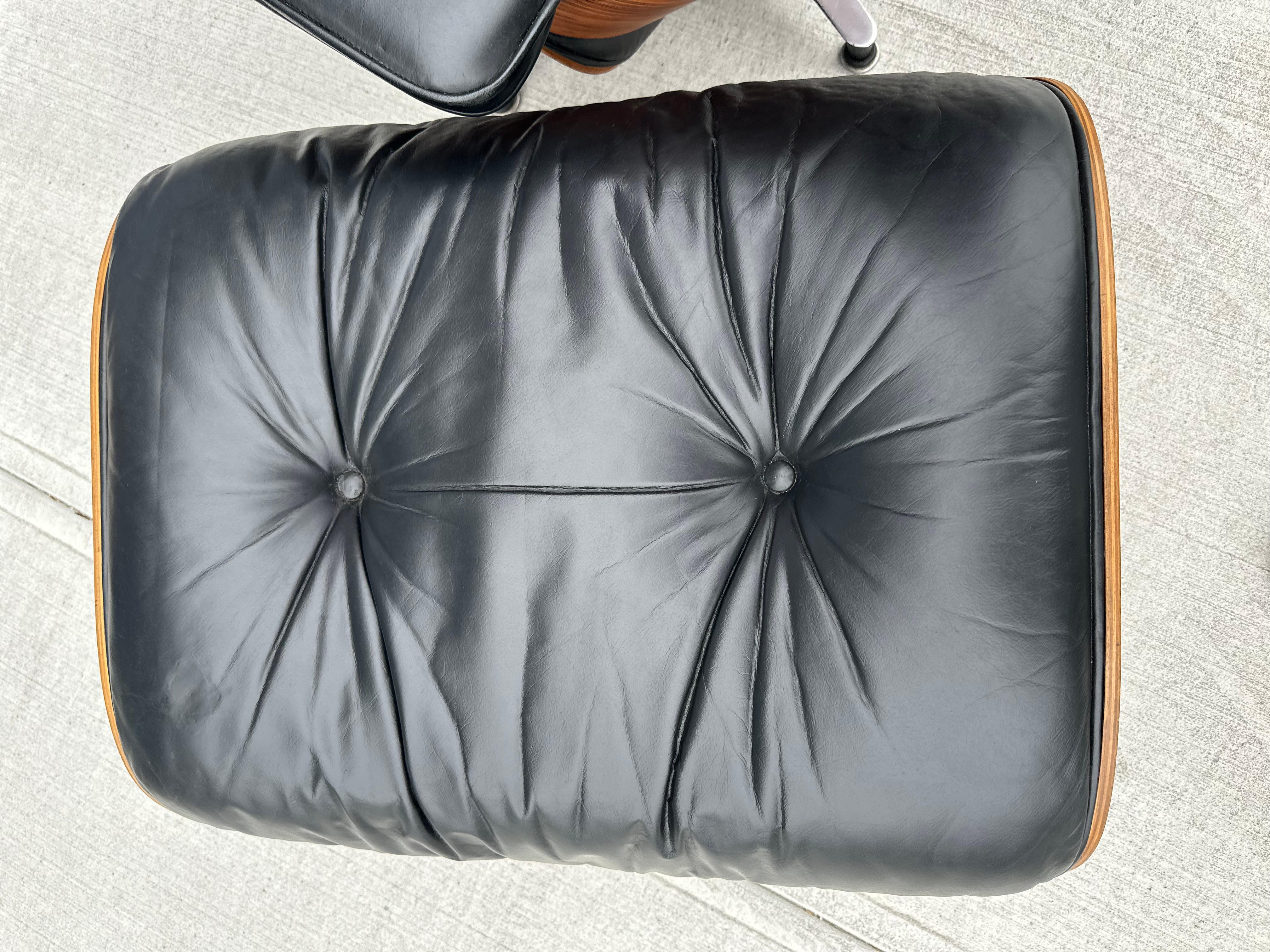 Superbe chaise longue et pouf Eames Herman Miller restaurée en vente 8