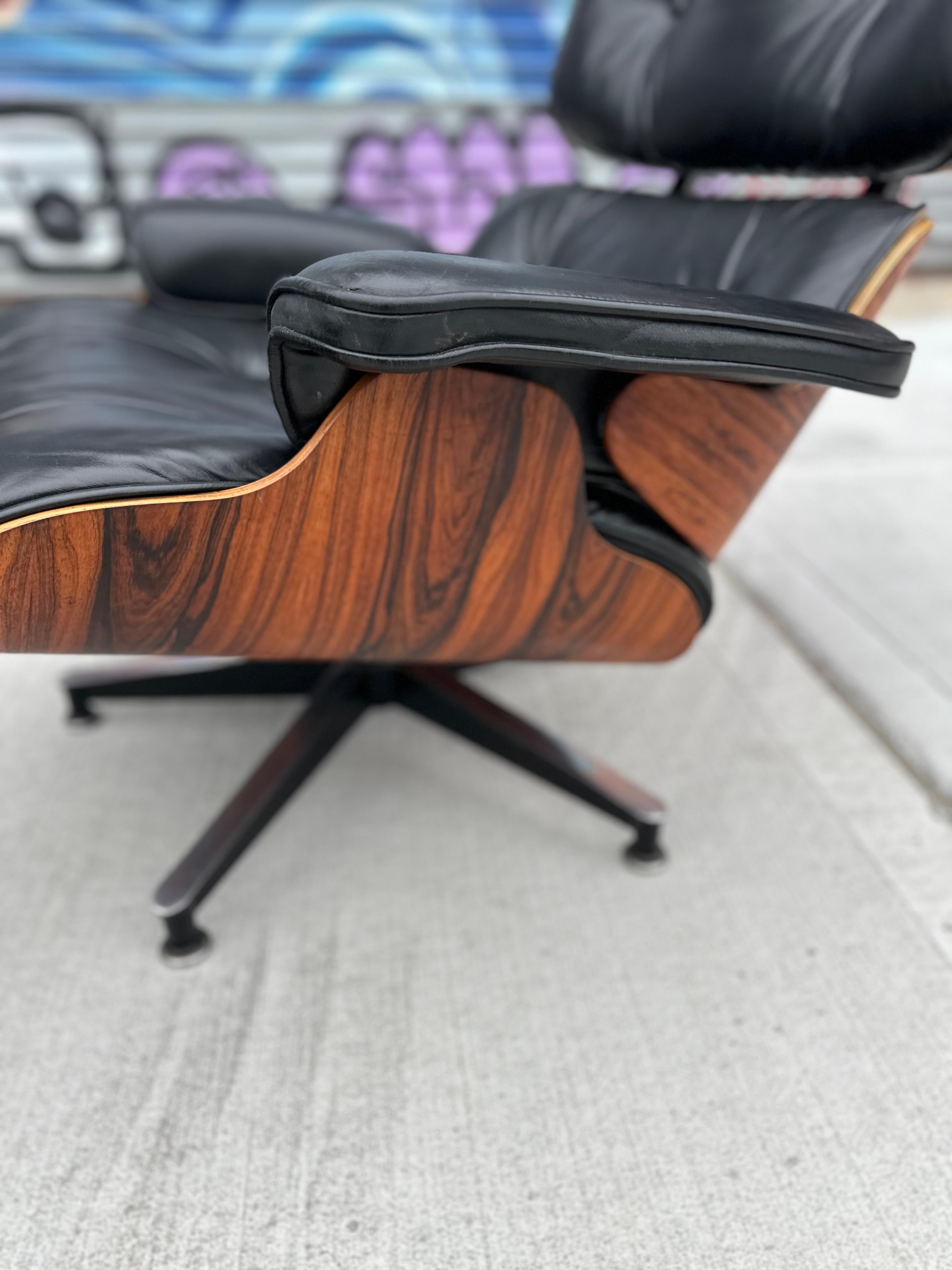Superbe chaise longue et pouf Eames Herman Miller restaurée en vente 10