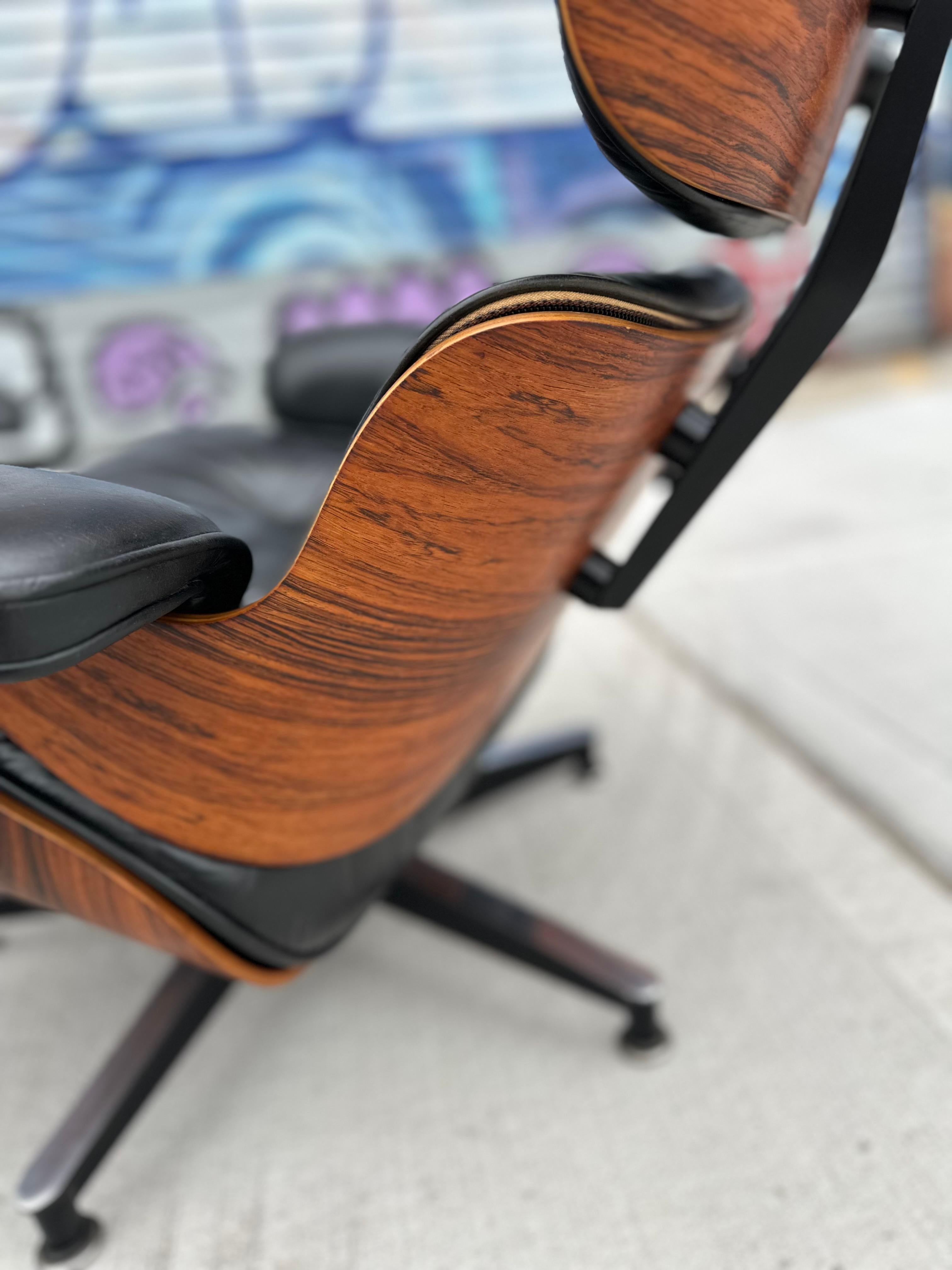 Superbe chaise longue et pouf Eames Herman Miller restaurée en vente 11