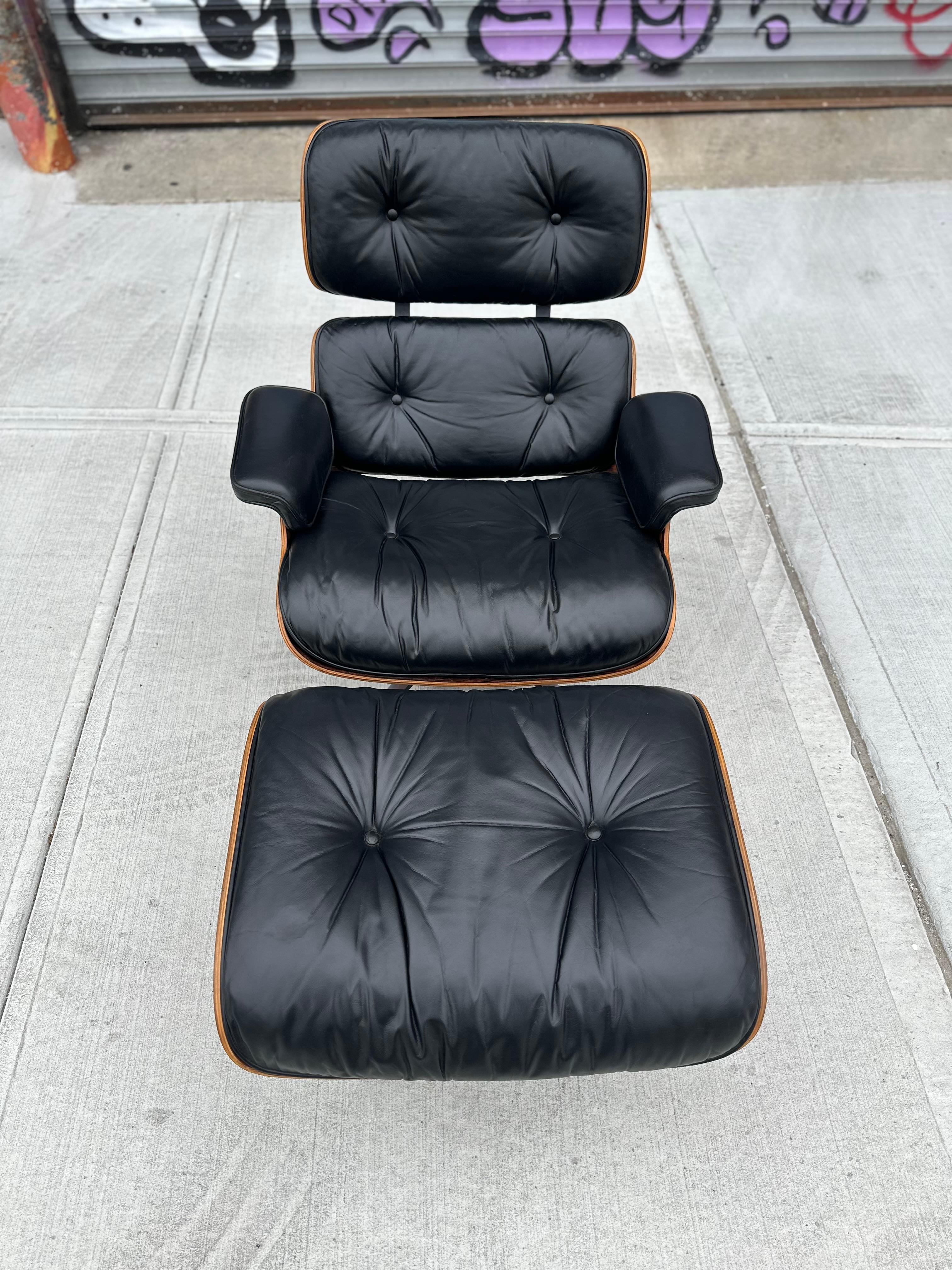 Einfach umwerfend restaurierter Eames Lounge Chair und Ottomane von Herman Miller. Spektakuläre Farbe und Maserung auf den Außenschalen. Das Holz wurde gereinigt, geölt und frisch mit einem Satinlack überzogen. Das Leder wurde behandelt,