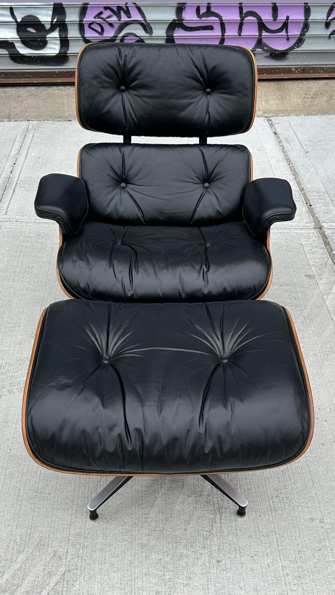 Mid-Century Modern Superbe chaise longue et pouf Eames Herman Miller restaurée en vente
