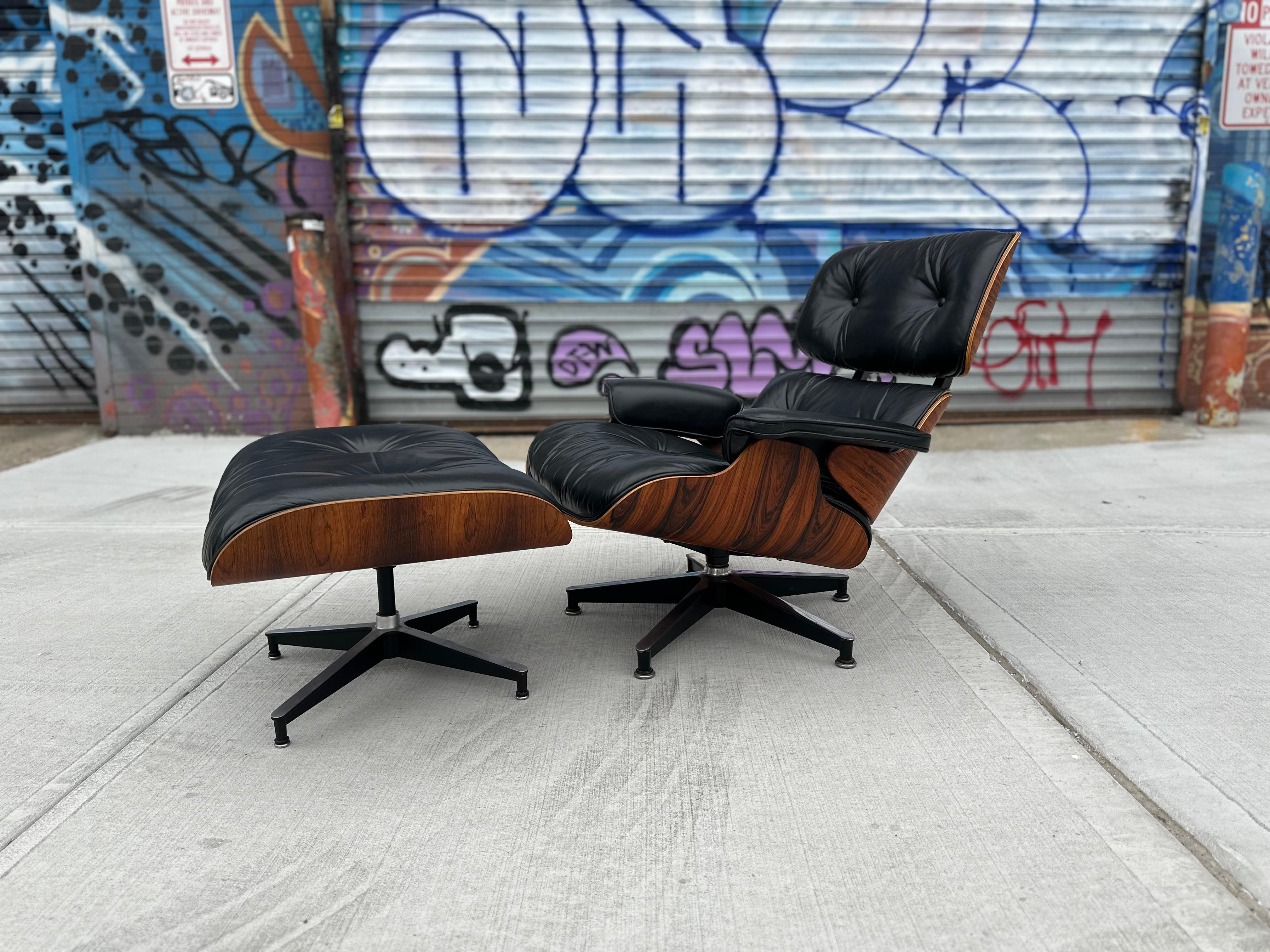 Américain Superbe chaise longue et pouf Eames Herman Miller restaurée en vente