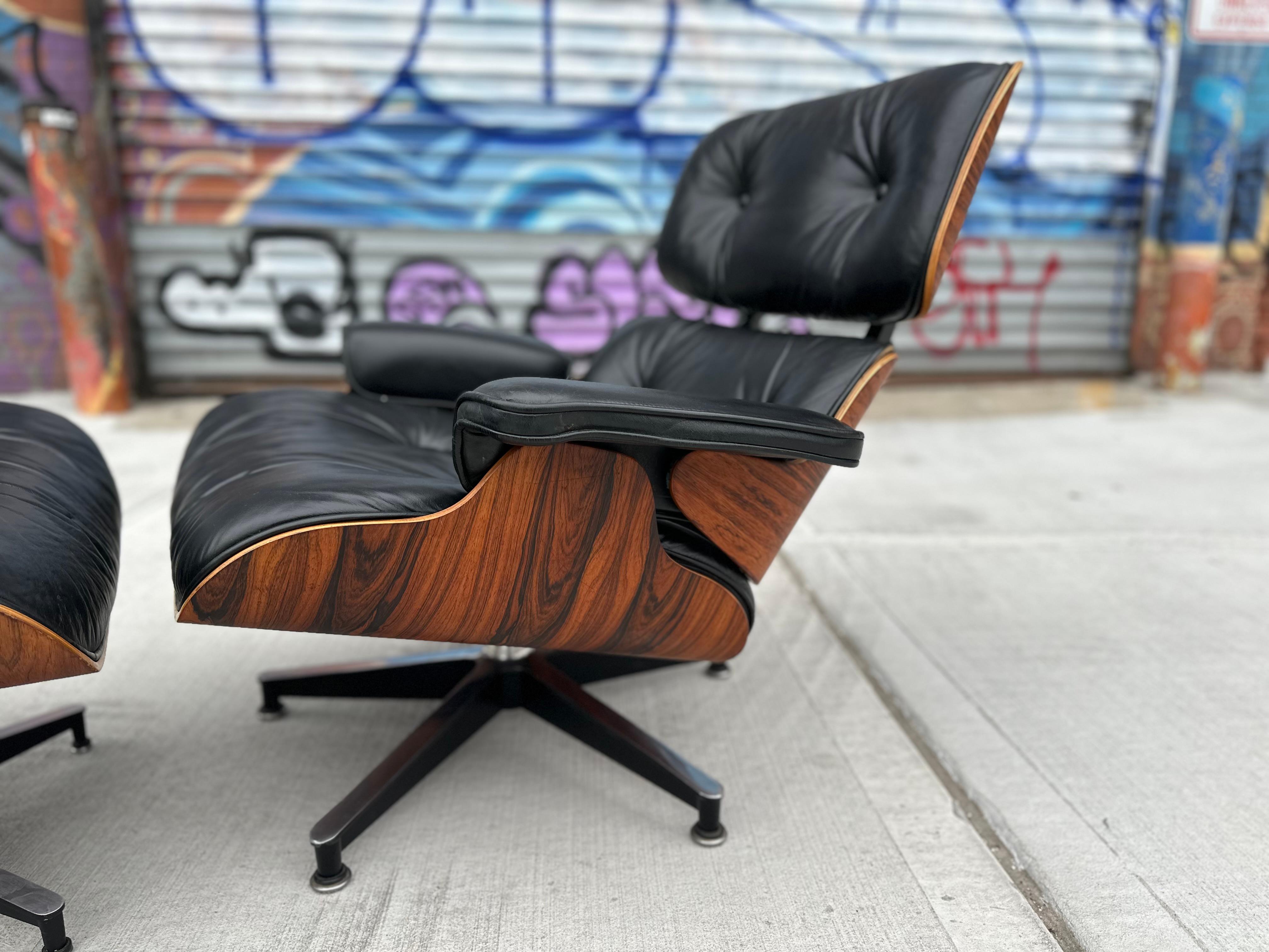Superbe chaise longue et pouf Eames Herman Miller restaurée Bon état - En vente à Brooklyn, NY