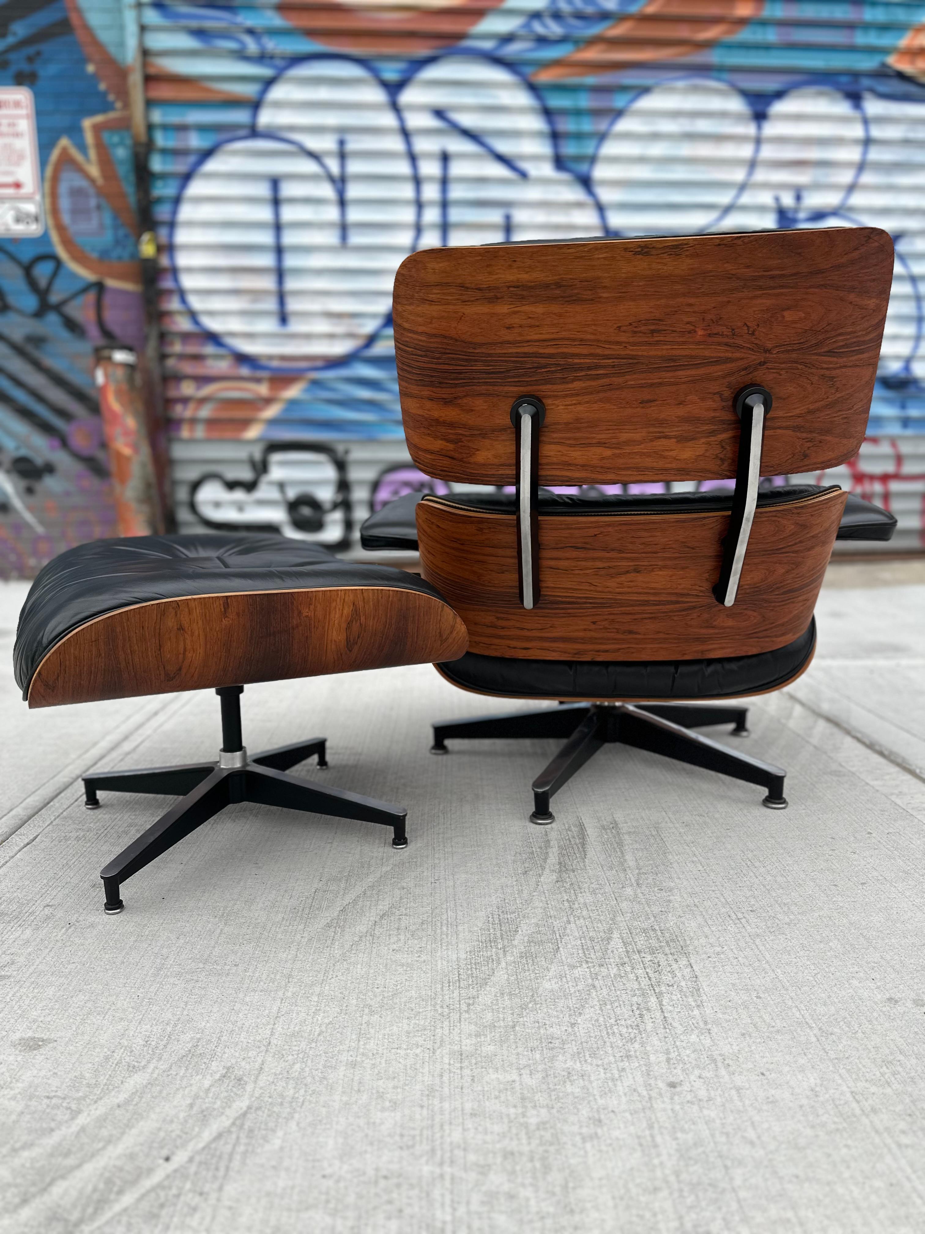 Métal Superbe chaise longue et pouf Eames Herman Miller restaurée en vente