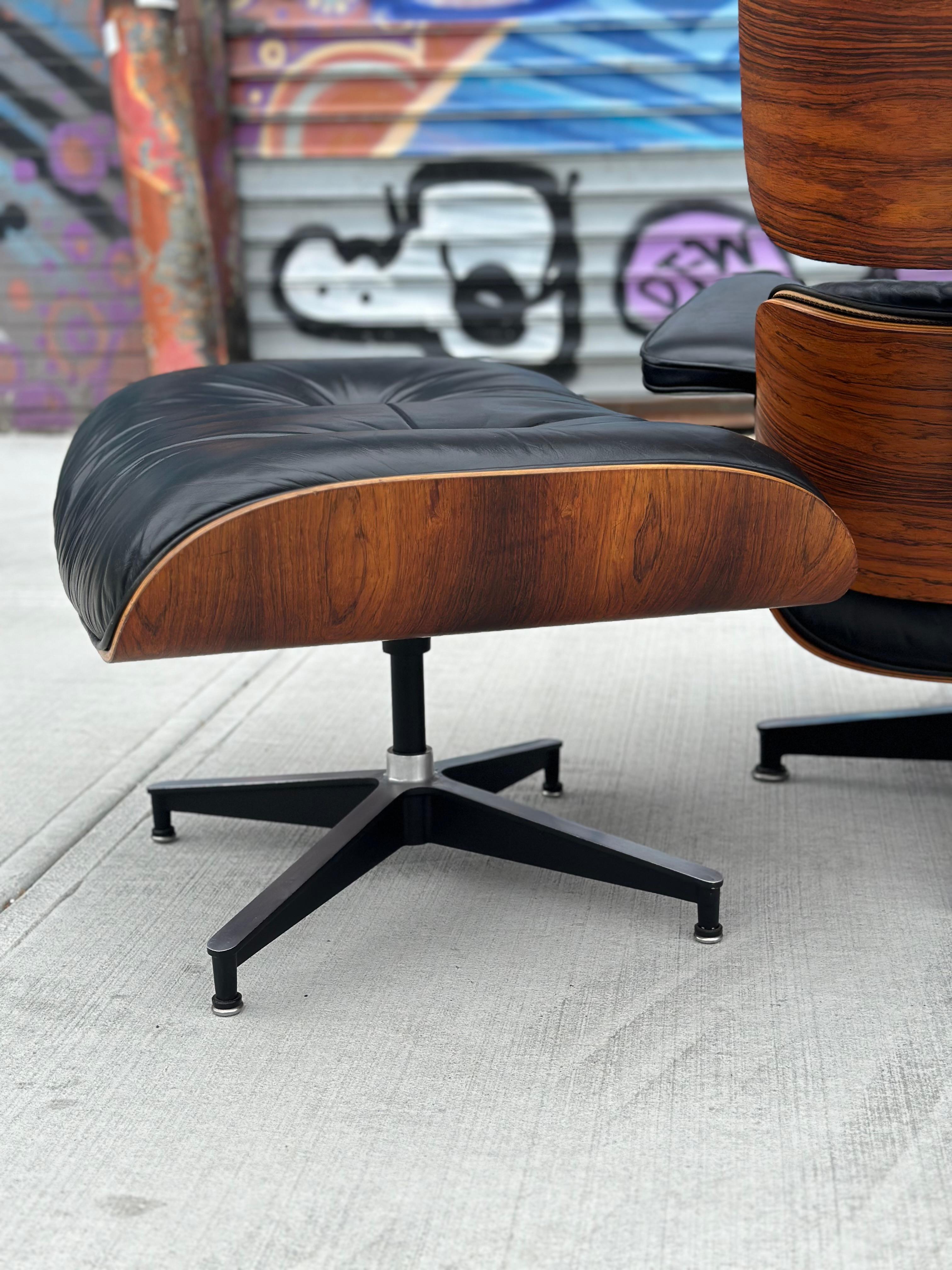 Superbe chaise longue et pouf Eames Herman Miller restaurée en vente 2