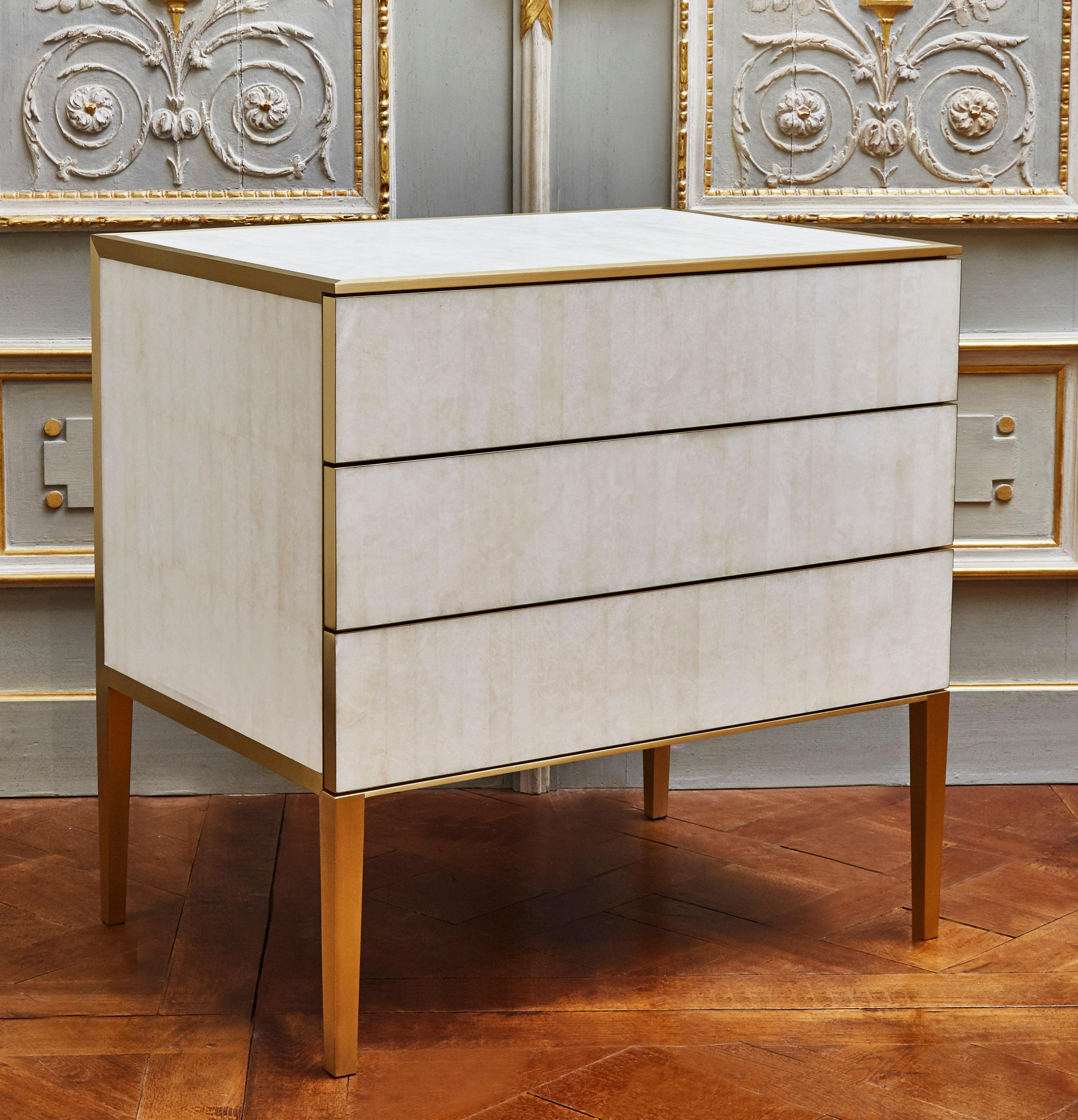 This dresser features three drawers, and is entirely inlaid with unpolished rock crystal platelets. Feet and finishes are made of brass. A pair is available. Studio Glustin Creation 2019.