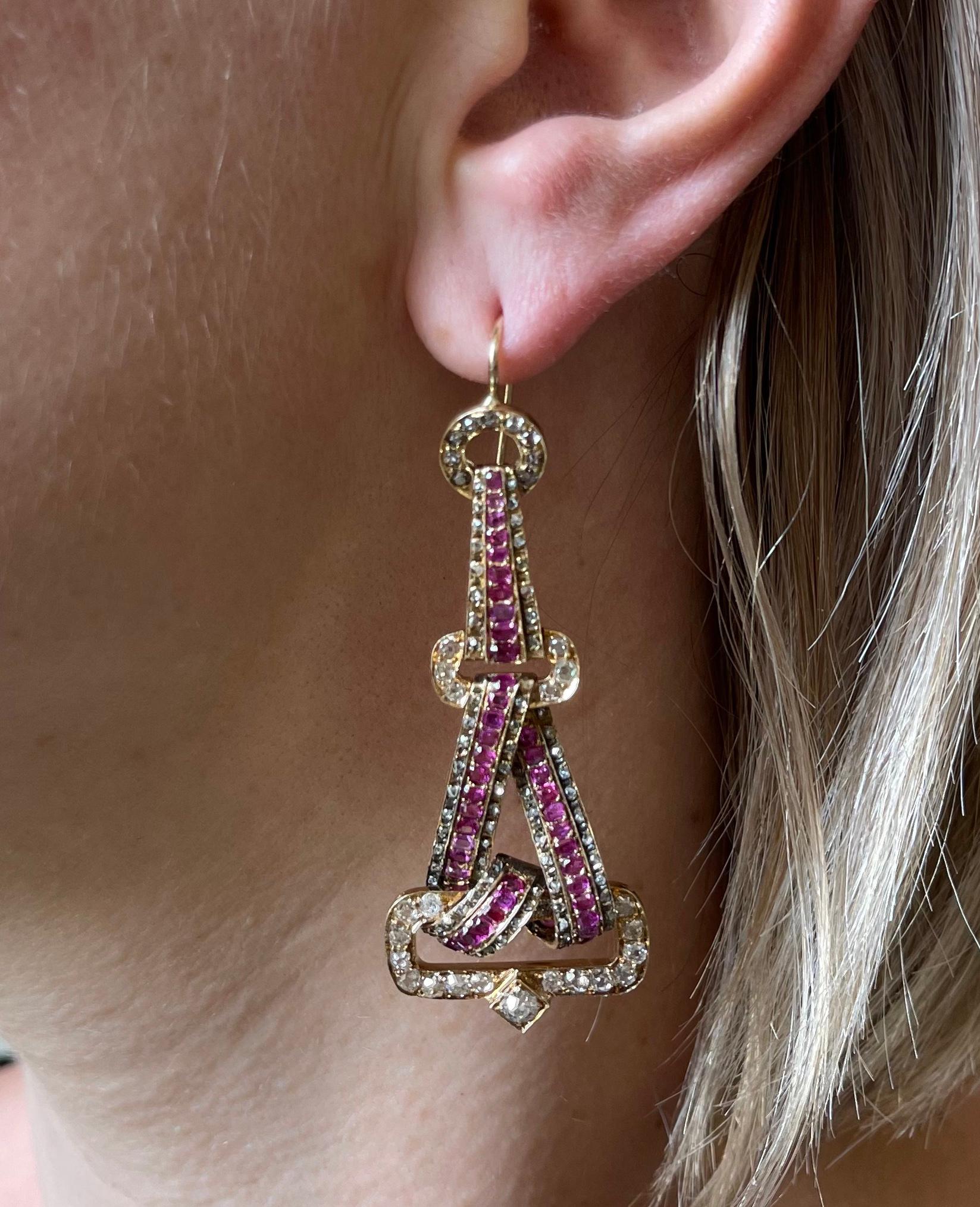 Paire de magnifiques boucles d'oreilles en or 18 carats, ornées de rubis et d'une combinaison de diamants taillés en rose et en ancienne mine - total d'environ 1,40ctw. Les boucles d'oreilles sont munies d'un crochet, long pour un port sûr. 