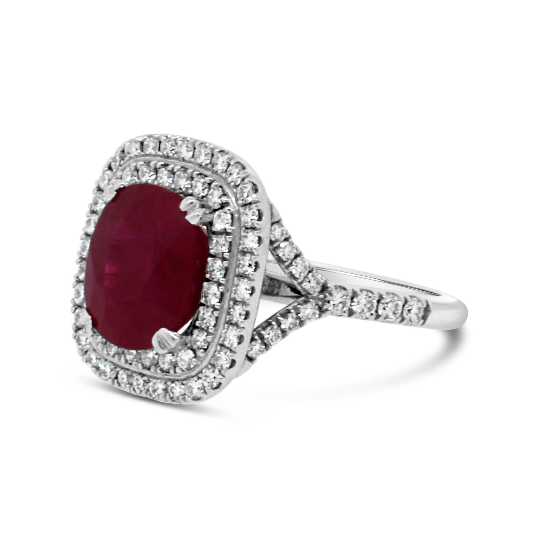 Taglio cuscino Splendido anello con rubino e diamanti a grappolo in vendita