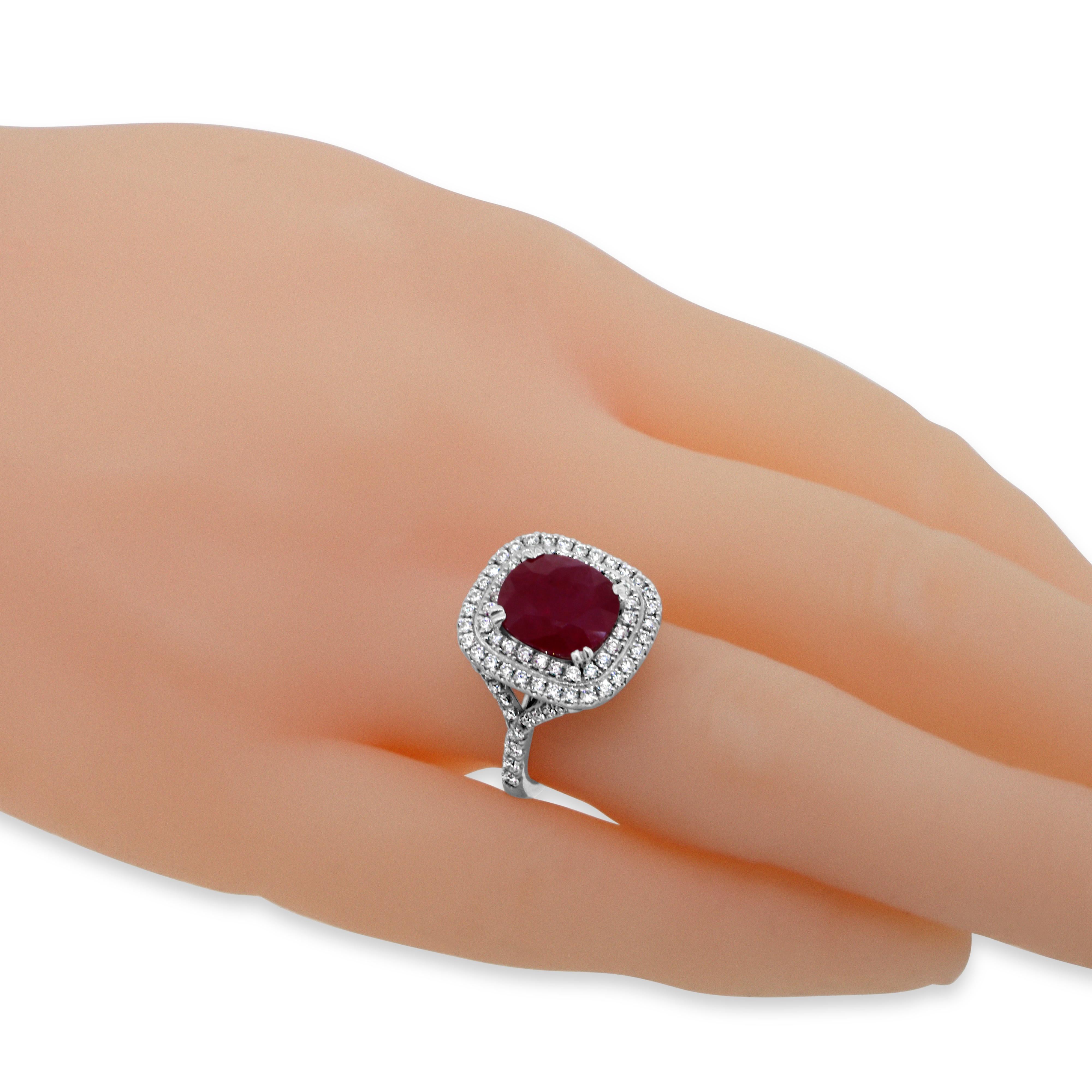 Splendido anello con rubino e diamanti a grappolo In condizioni buone in vendita a New York, NY