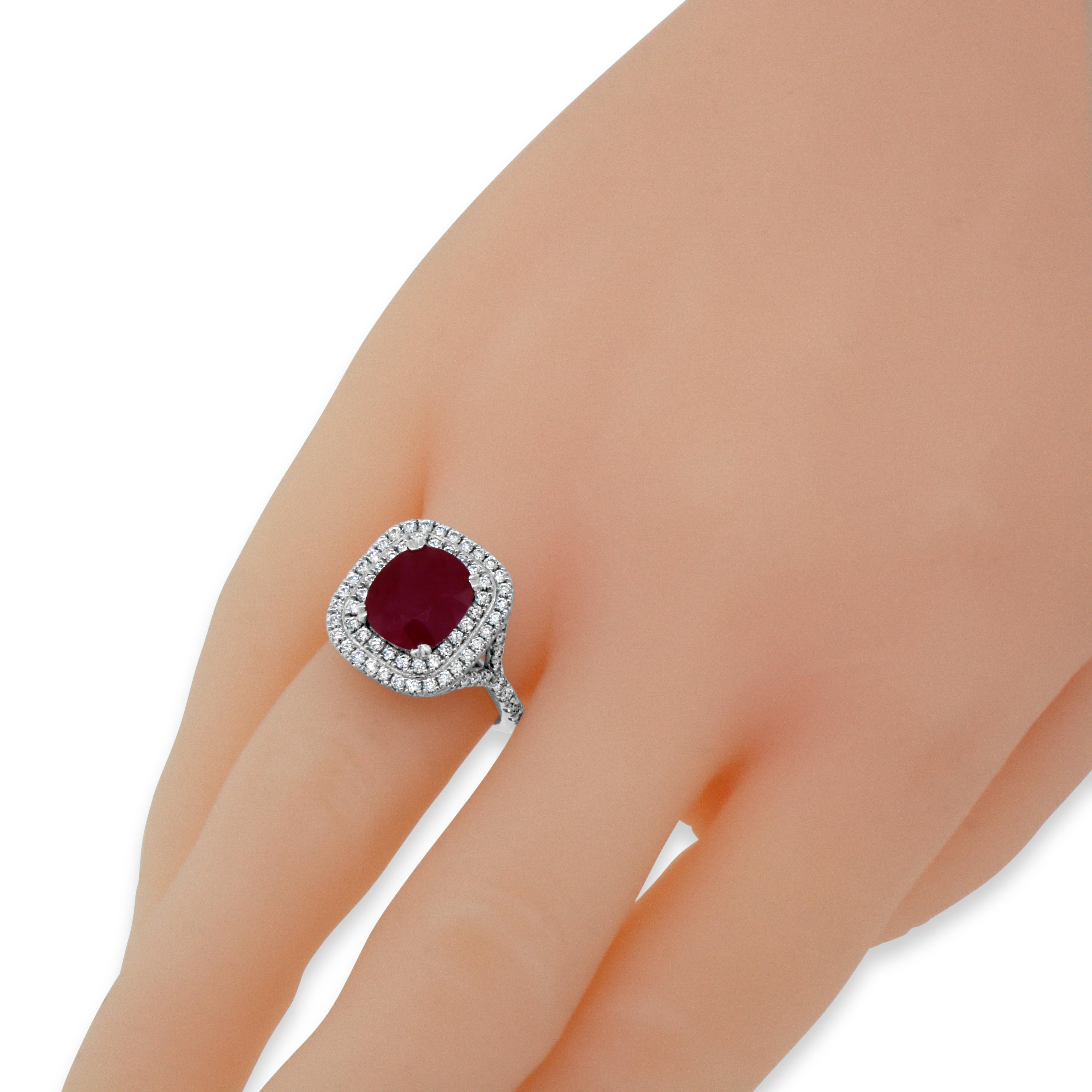Donna Splendido anello con rubino e diamanti a grappolo in vendita