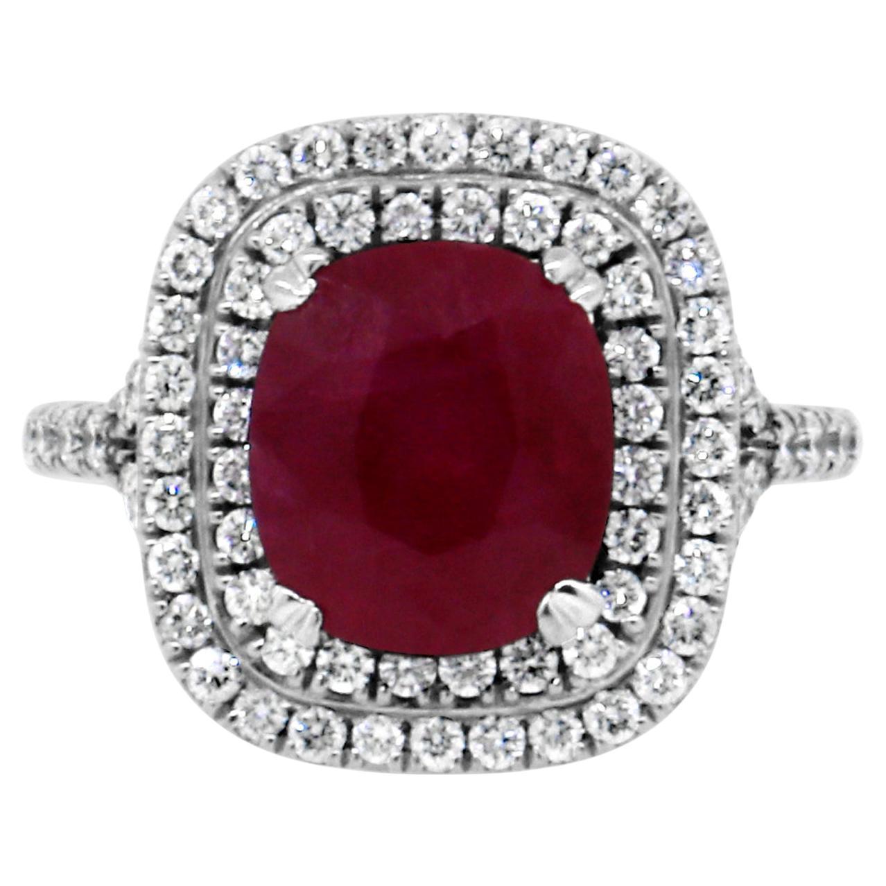 Splendido anello con rubino e diamanti a grappolo in vendita