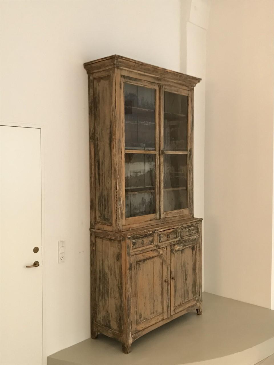 Wonderful vintage 2 part vitrine display cabinet, from late 19th century- early 20th century France. Ideal storage for crockery and glassware, for example.

This piece consists of an upper part in glass, with double original glass doors, as well