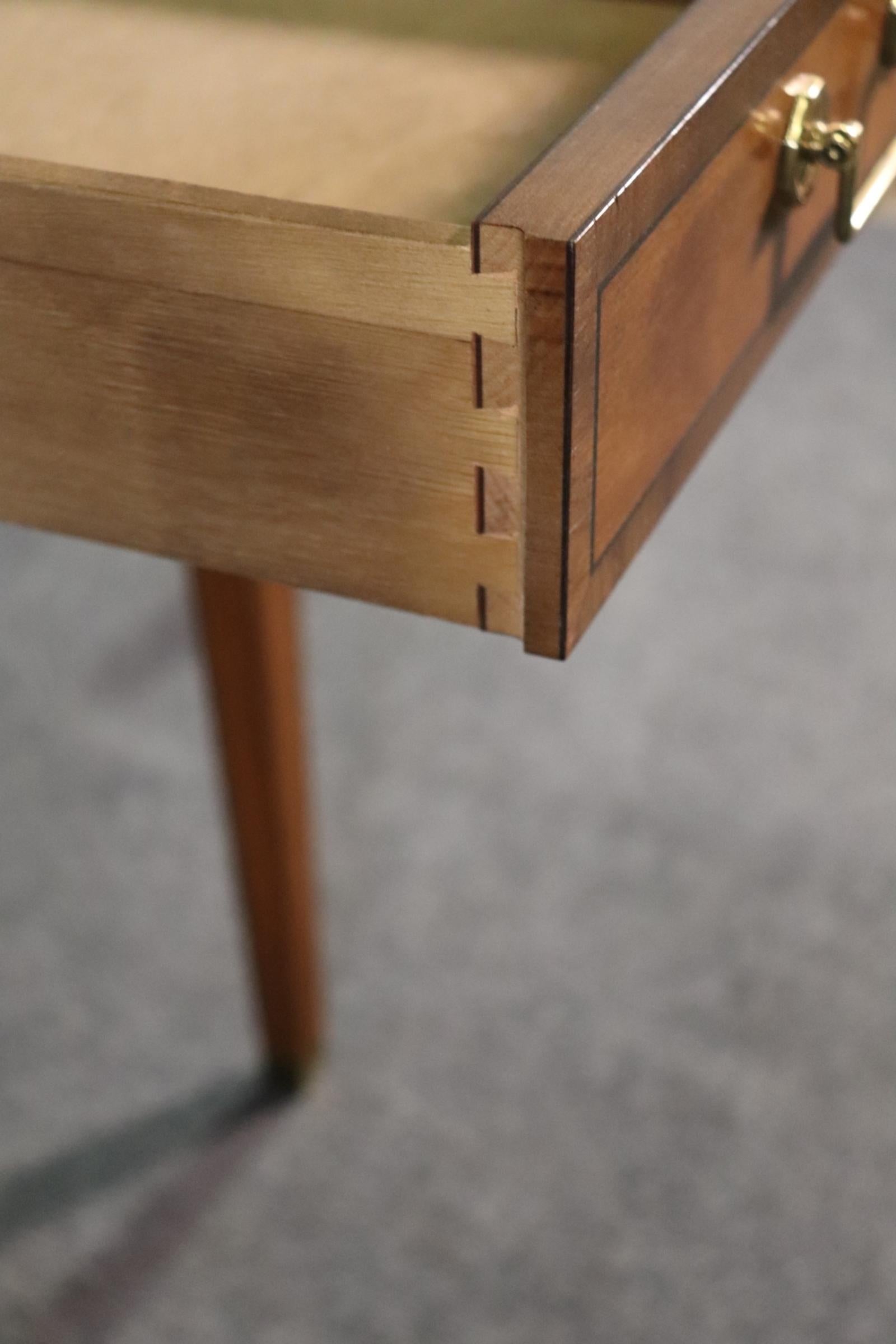 Magnifique bureau Carlton House en bois de citronnier de Baker Furniture en vente 5