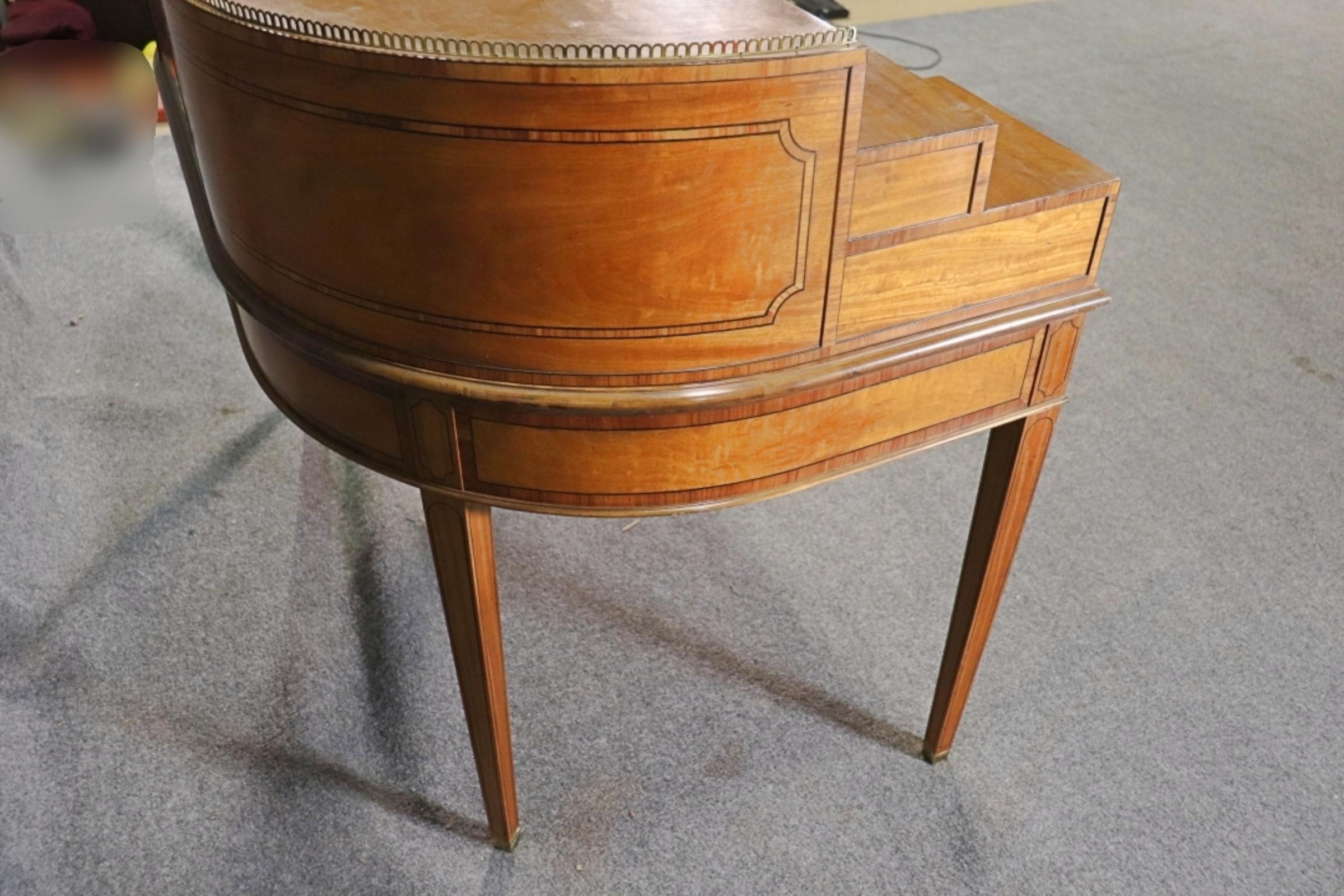 Magnifique bureau Carlton House en bois de citronnier de Baker Furniture en vente 6