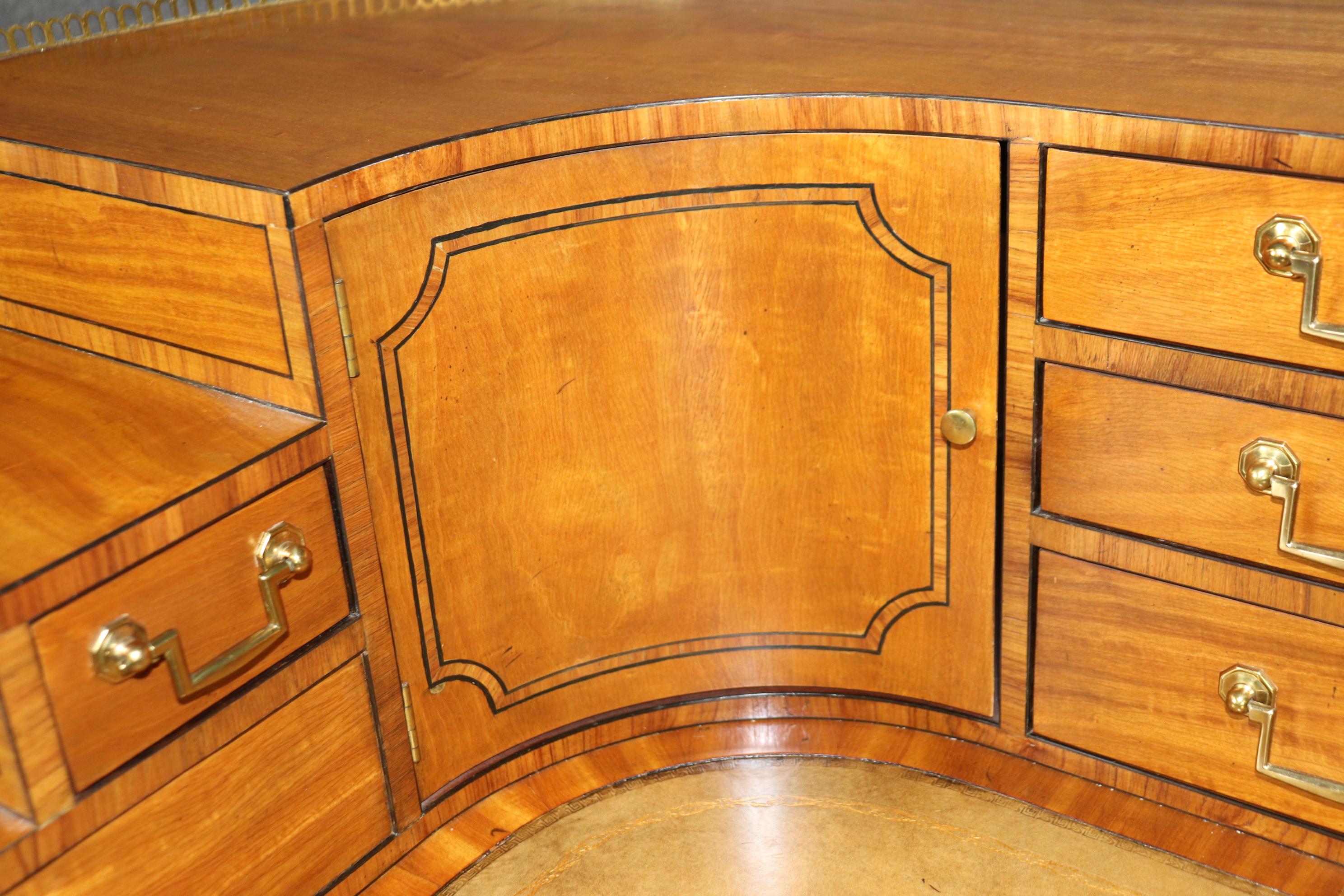 Magnifique bureau Carlton House en bois de citronnier de Baker Furniture en vente 9