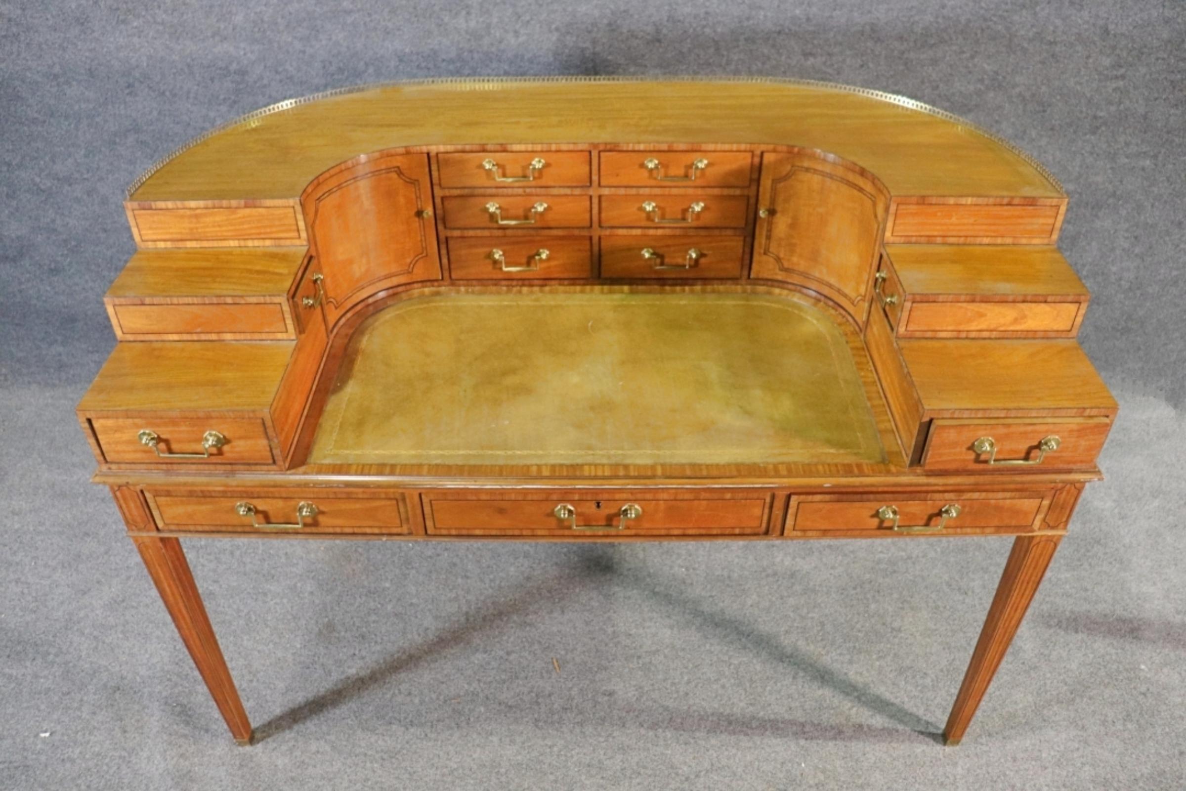 Magnifique bureau Carlton House en bois de citronnier de Baker Furniture Bon état - En vente à Swedesboro, NJ
