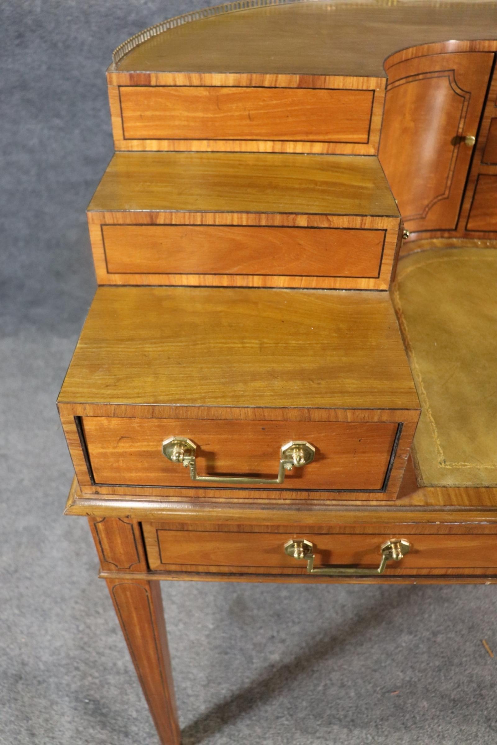 Noyer Magnifique bureau Carlton House en bois de citronnier de Baker Furniture en vente