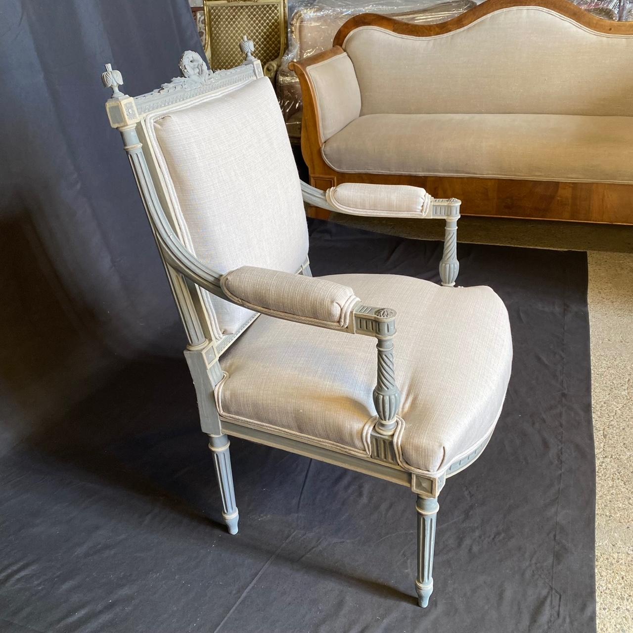Wunderschöner Satz von 4 bemalten und neu gepolsterten französischen Louis-XVI-Esszimmerstühlen im Louis-XVI-Stil im Angebot 5
