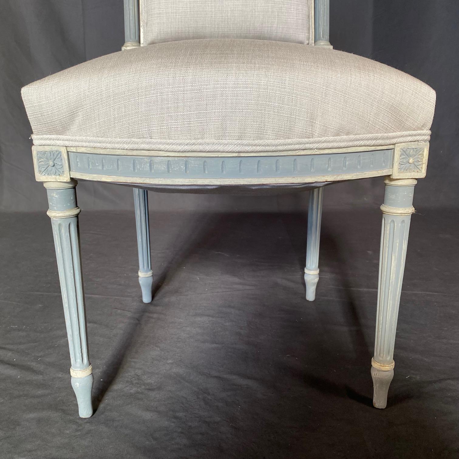 Wunderschöner Satz von 4 bemalten und neu gepolsterten französischen Louis-XVI-Esszimmerstühlen im Louis-XVI-Stil im Angebot 8