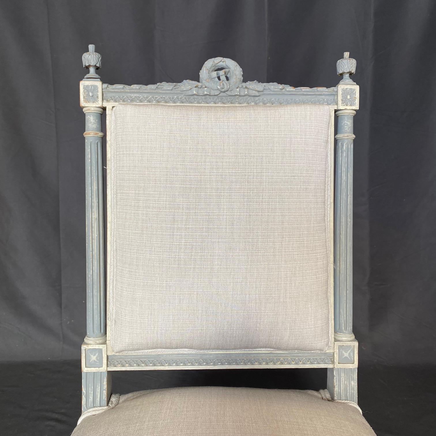 Wunderschöner Satz von 4 bemalten und neu gepolsterten französischen Louis-XVI-Esszimmerstühlen im Louis-XVI-Stil im Angebot 11
