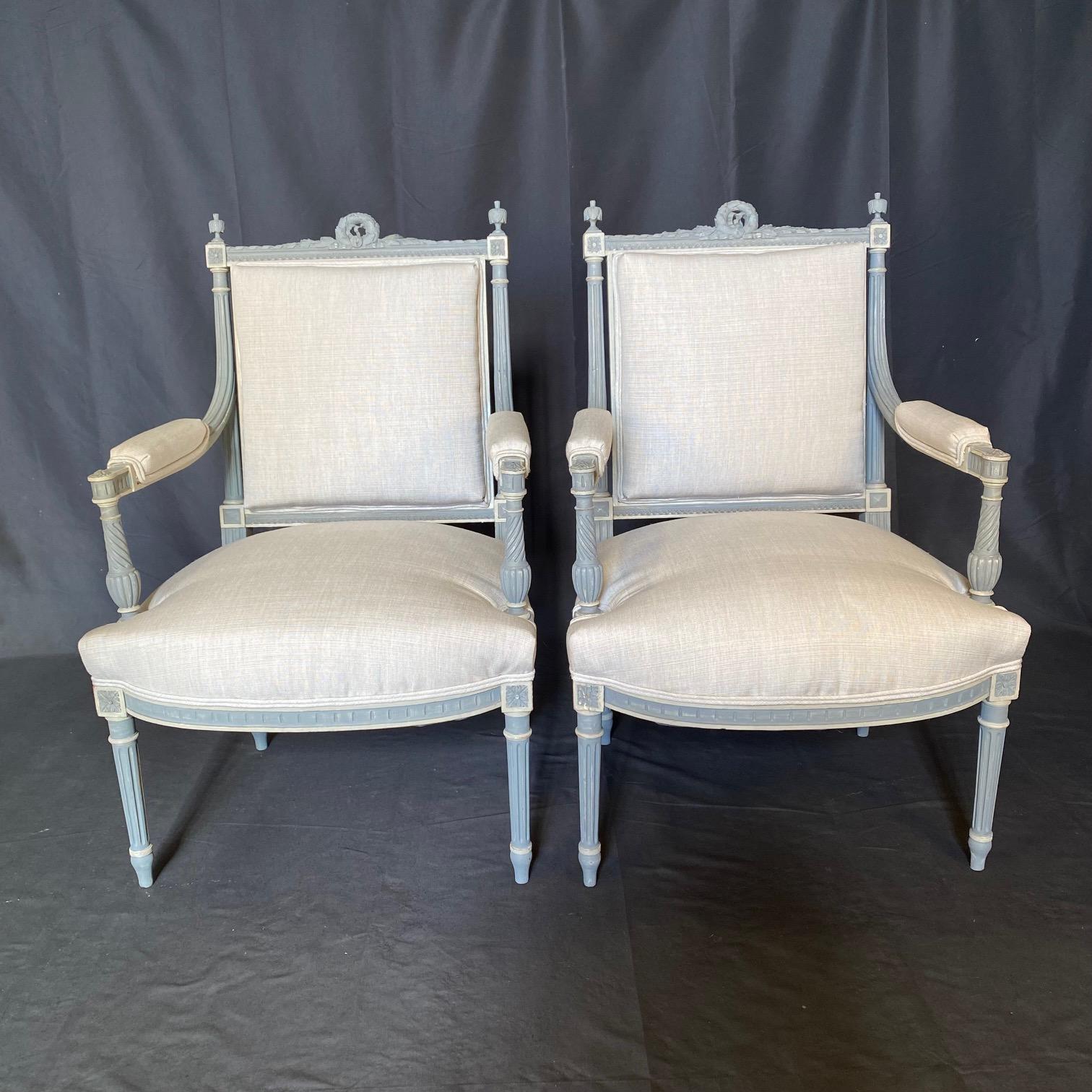 Wunderschönes Set aus 4 neu gepolsterten Esszimmerstühlen, darunter 2 
Louis XVI-Sessel oder Fauteuils mit Originalfarbe in einem neutralen Grau mit Elfenbein-Tönen.  Außerdem gibt es 2 passende Beistellstühle.  Atemberaubende Schnitzerei, beginnend