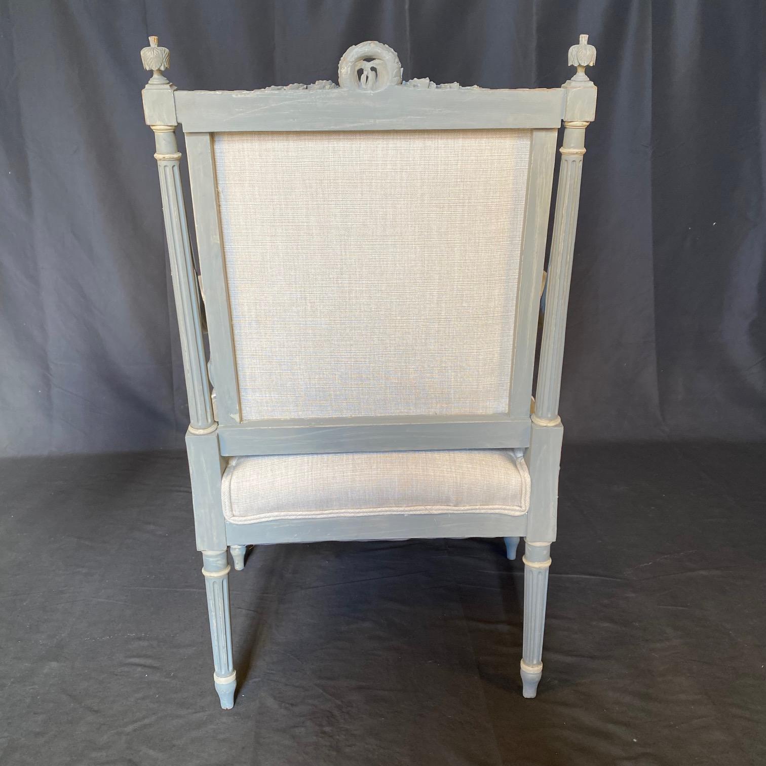 Wunderschöner Satz von 4 bemalten und neu gepolsterten französischen Louis-XVI-Esszimmerstühlen im Louis-XVI-Stil (Louis XVI.) im Angebot