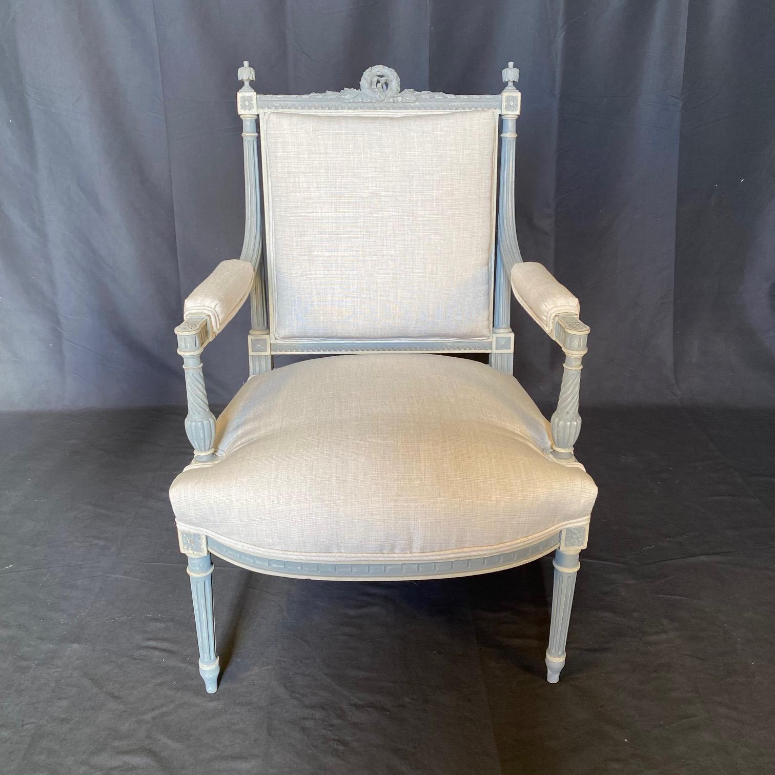 Wunderschöner Satz von 4 bemalten und neu gepolsterten französischen Louis-XVI-Esszimmerstühlen im Louis-XVI-Stil (Französisch) im Angebot