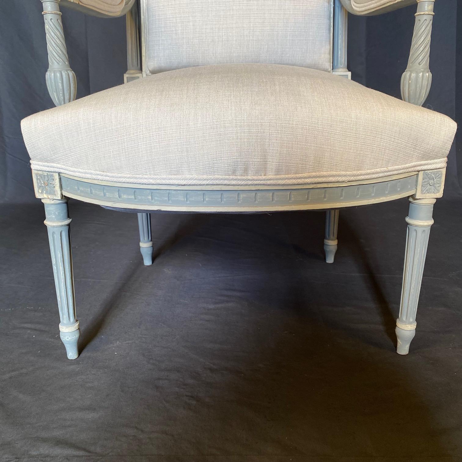 Wunderschöner Satz von 4 bemalten und neu gepolsterten französischen Louis-XVI-Esszimmerstühlen im Louis-XVI-Stil im Angebot 1