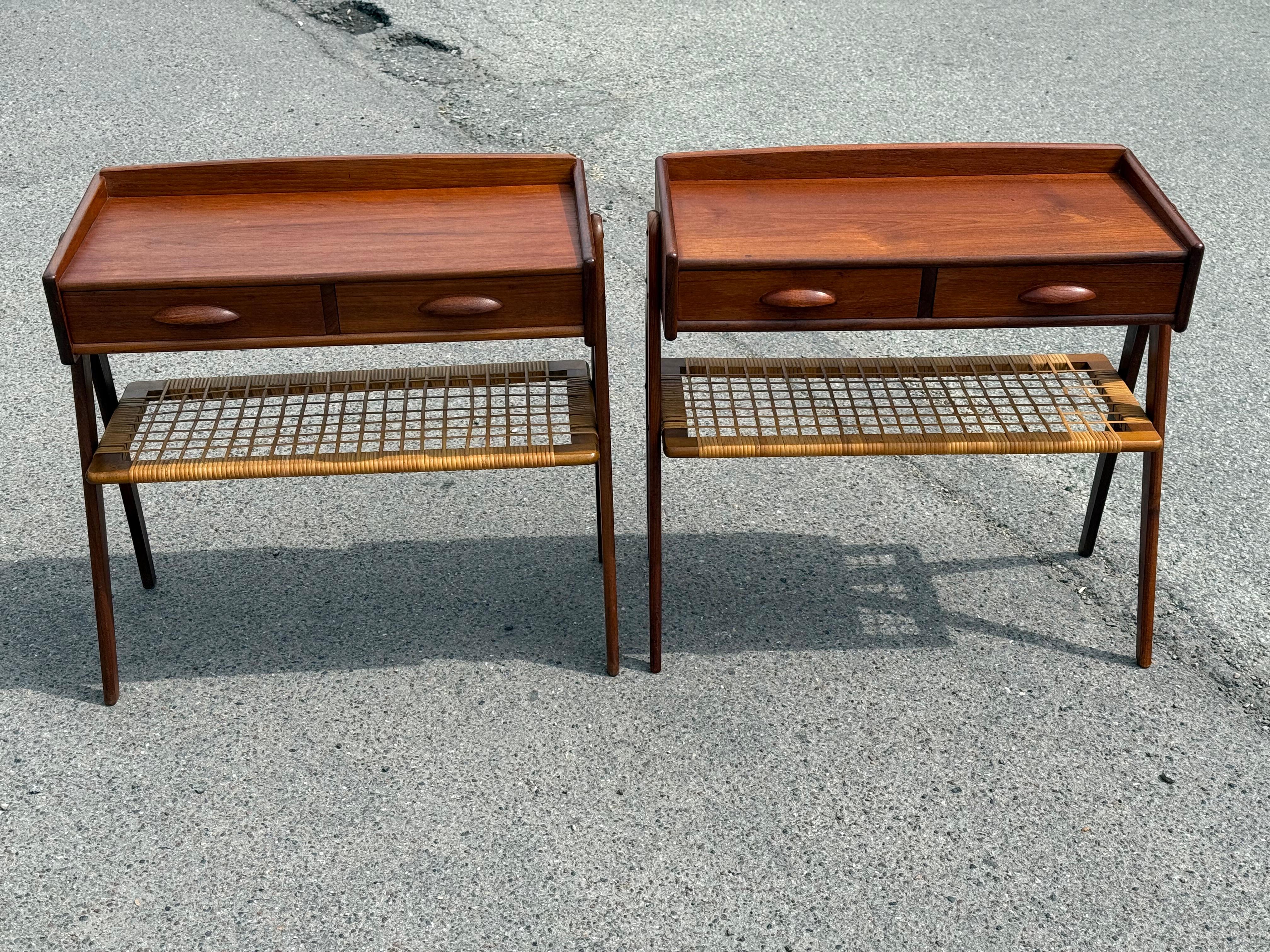 Magnifique paire de tables de chevet danoises du milieu du siècle, conçues par Søren Rasmussen dans les années 1960. Chaque table de nuit comporte deux tiroirs coulissant en douceur et dotés de poignées élégantes et discrètes, offrant ainsi de