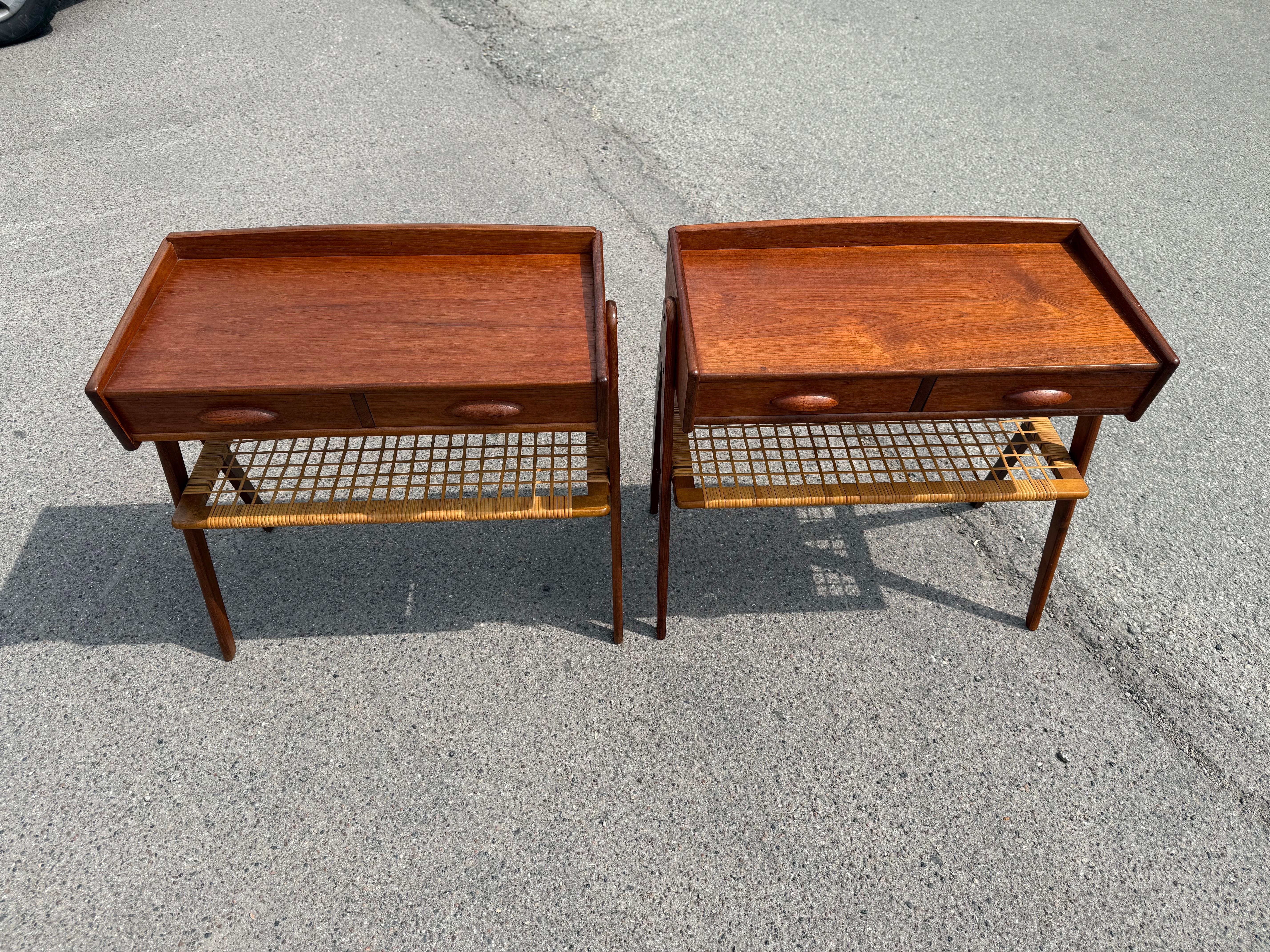 Mid-Century Modern Magnifique ensemble de tables de nuit Søren Rasmussen en teck avec étagères en rotin, années 1960 en vente
