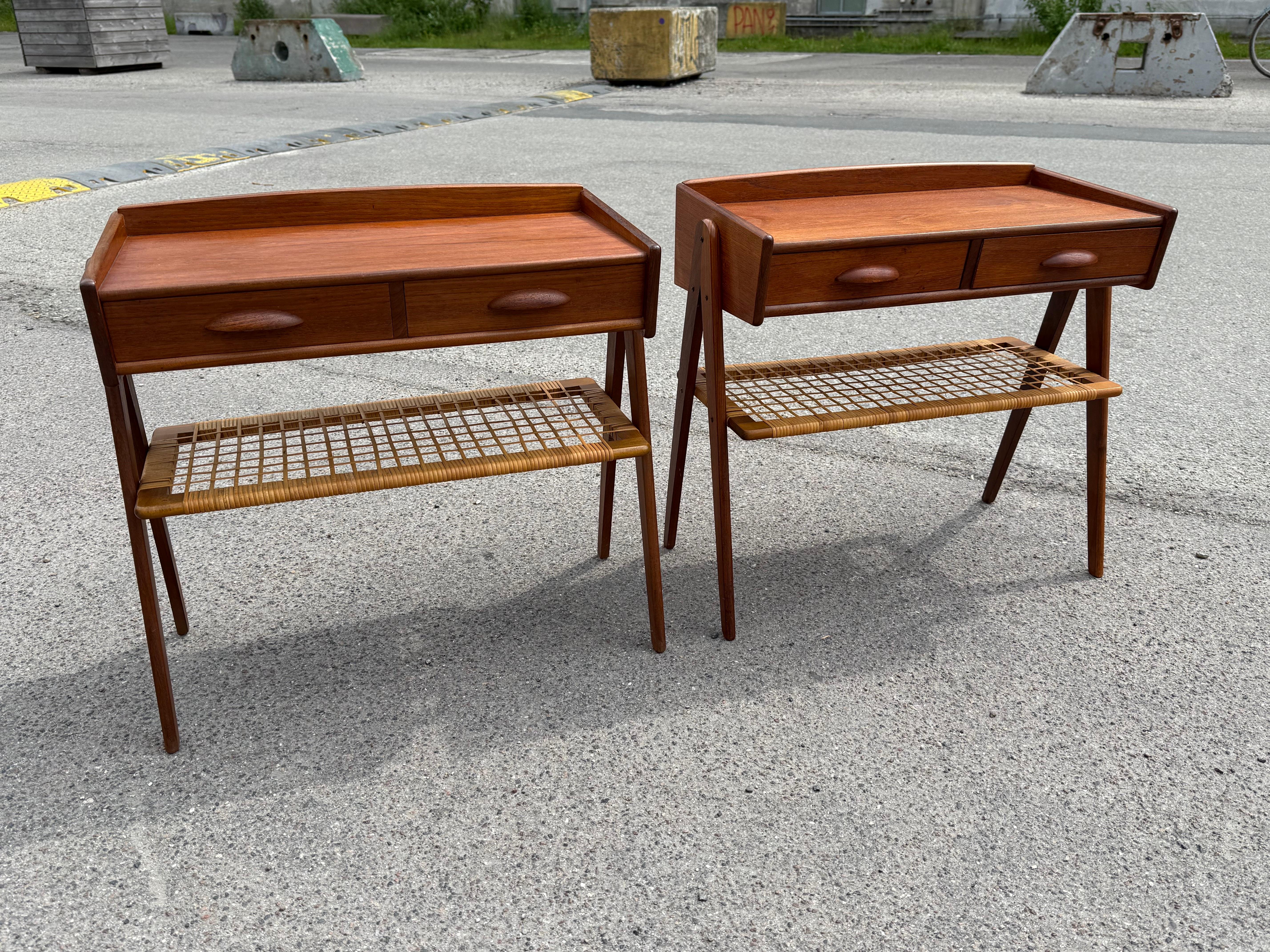 Danois Magnifique ensemble de tables de nuit Søren Rasmussen en teck avec étagères en rotin, années 1960 en vente