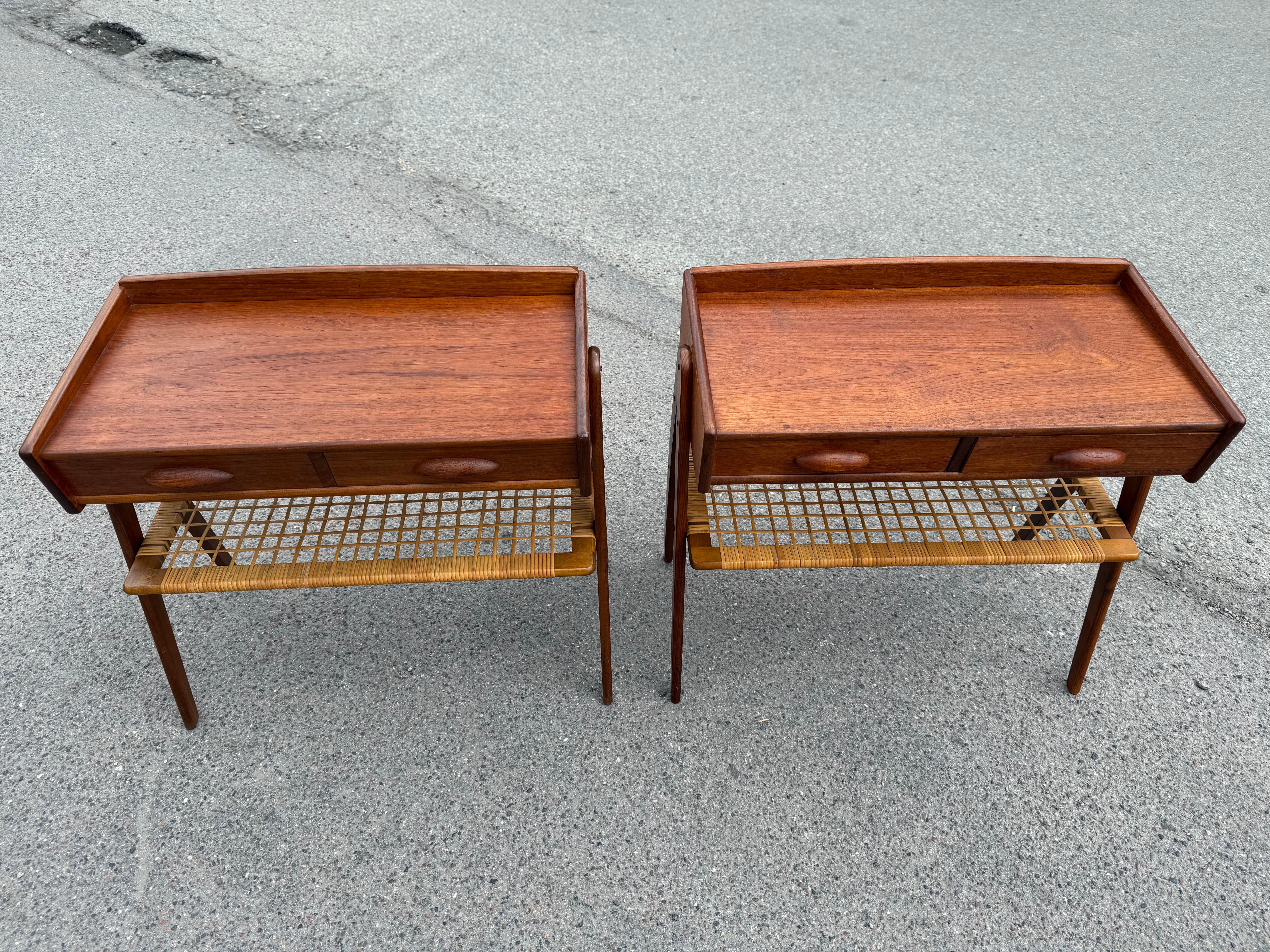 Magnifique ensemble de tables de nuit Søren Rasmussen en teck avec étagères en rotin, années 1960 Bon état - En vente à Copenhagen, DK