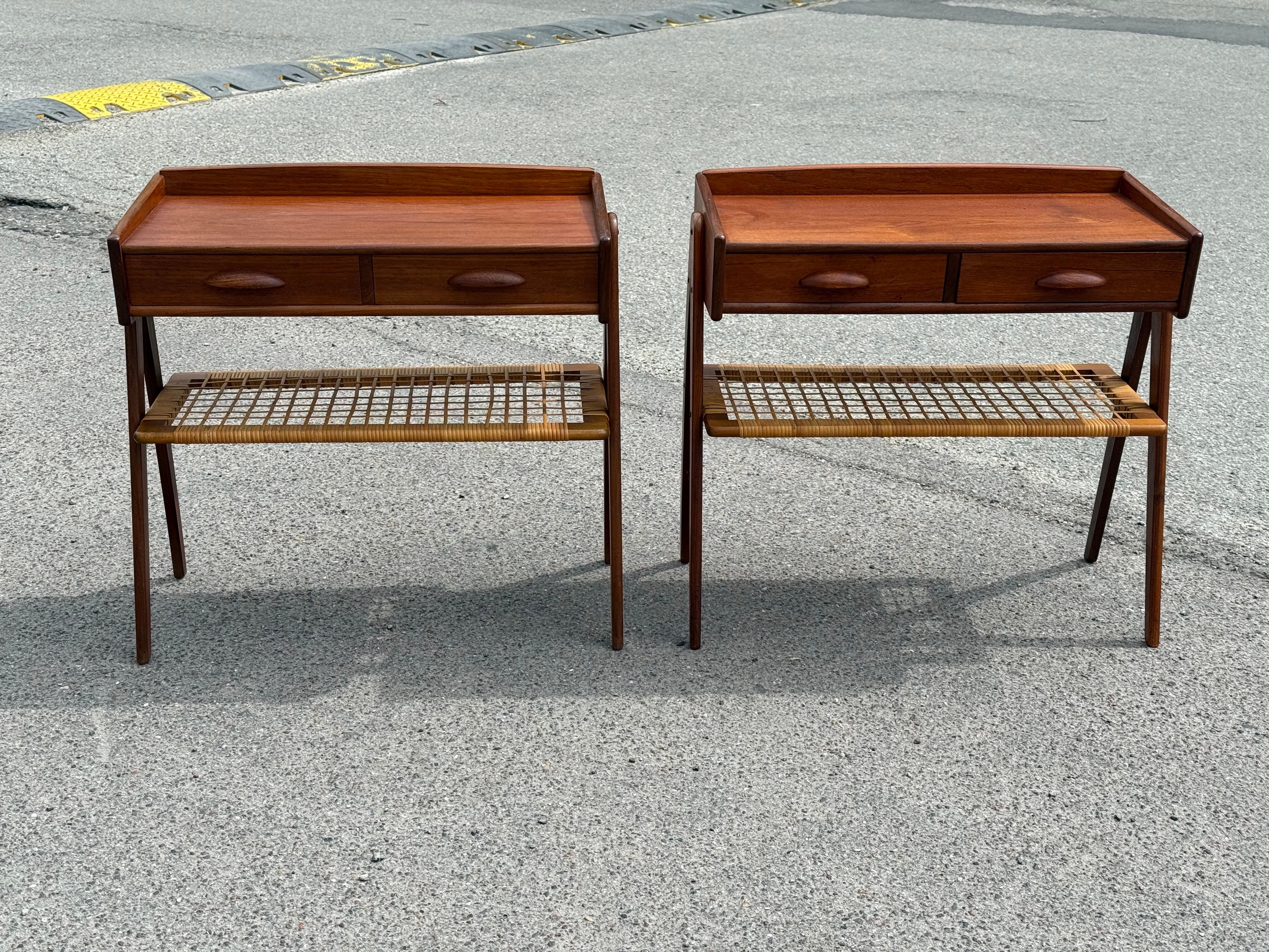 Milieu du XXe siècle Magnifique ensemble de tables de nuit Søren Rasmussen en teck avec étagères en rotin, années 1960 en vente