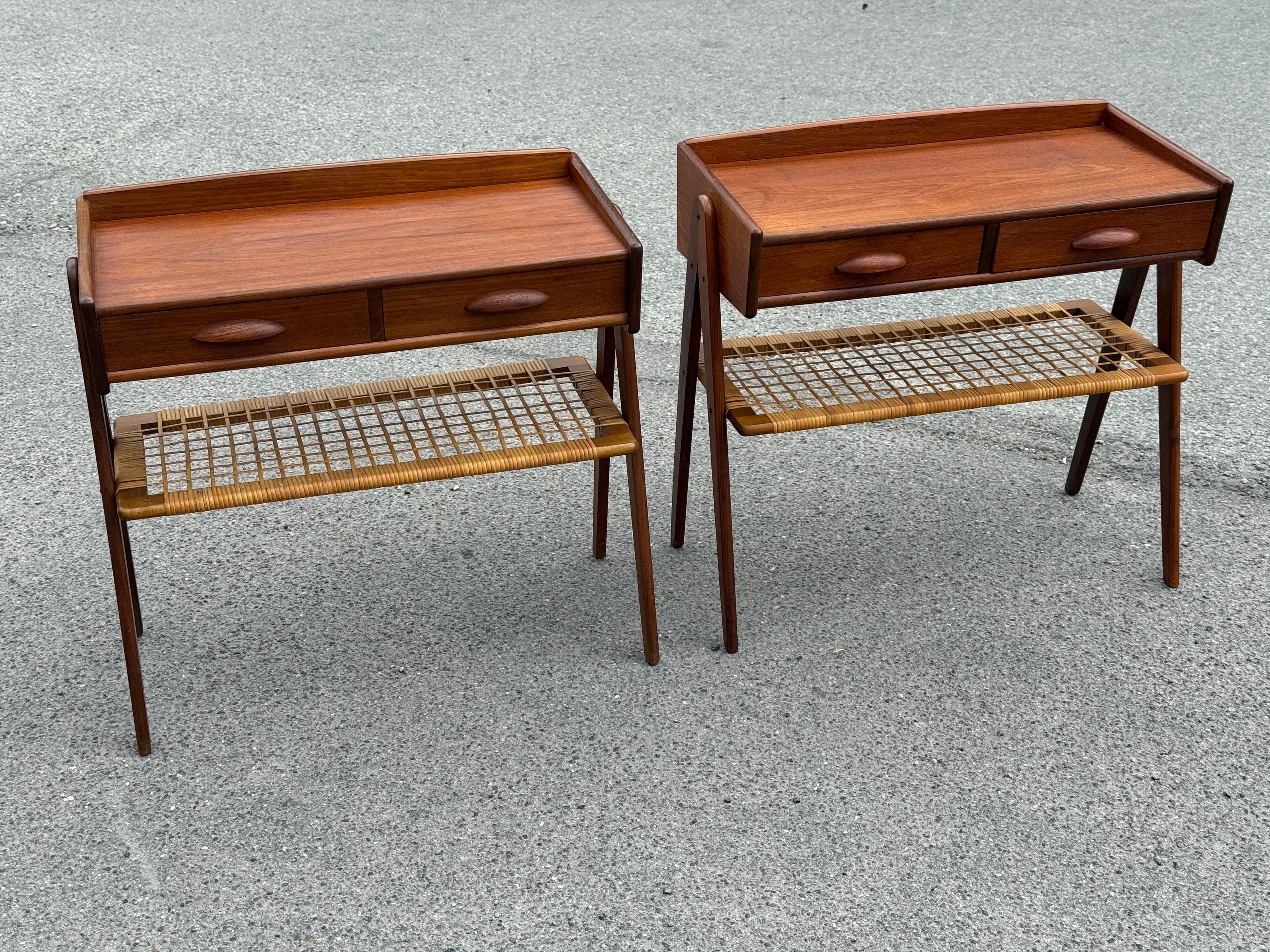 Teck Magnifique ensemble de tables de nuit Søren Rasmussen en teck avec étagères en rotin, années 1960 en vente