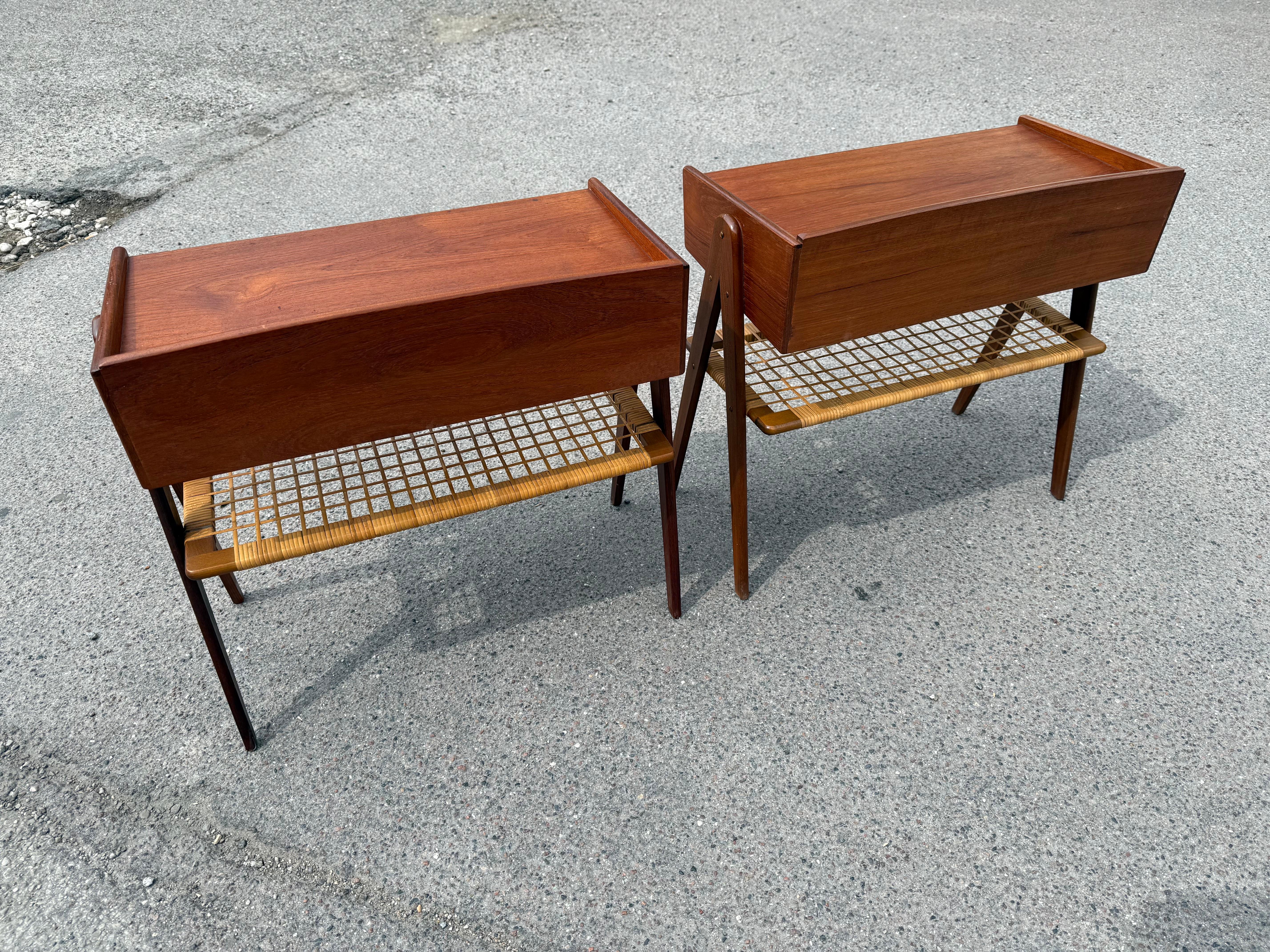 Magnifique ensemble de tables de nuit Søren Rasmussen en teck avec étagères en rotin, années 1960 en vente 1