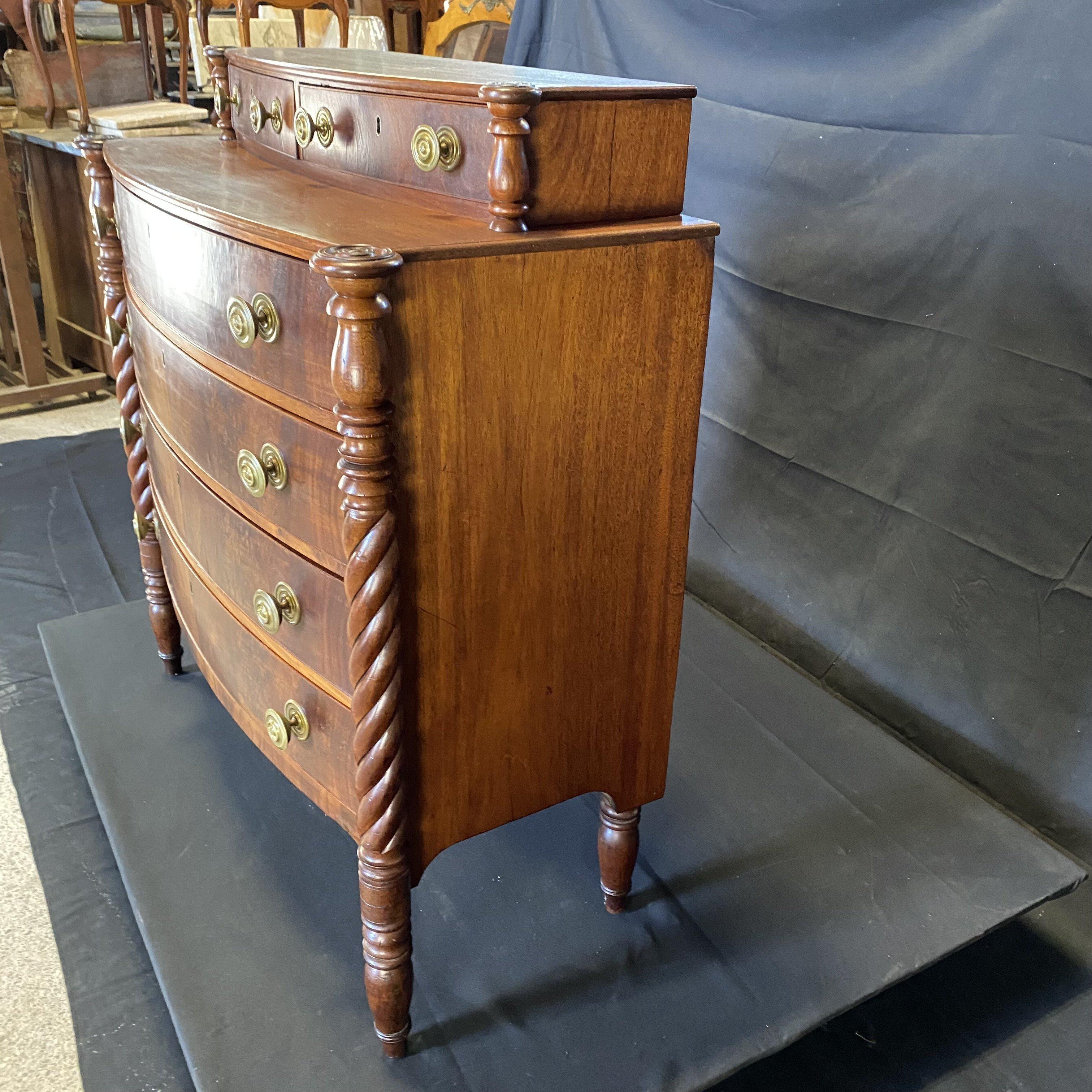 Gorgeous Sheraton Step Back Barley Twist Chest of Drawers In Good Condition In Hopewell, NJ