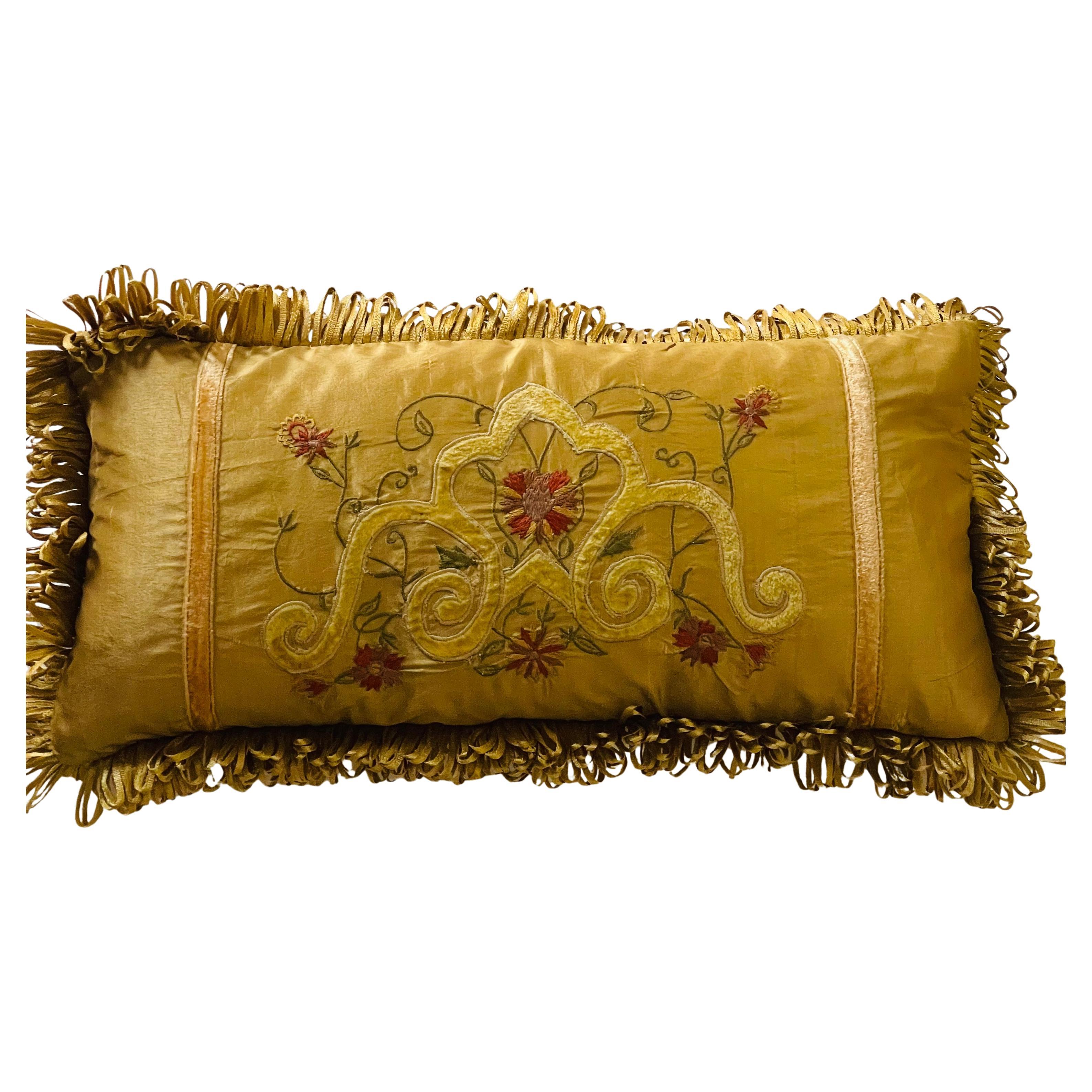Gorgeous Silk Velvet Fringes Regency Gild Pillow with Feather Down en vente