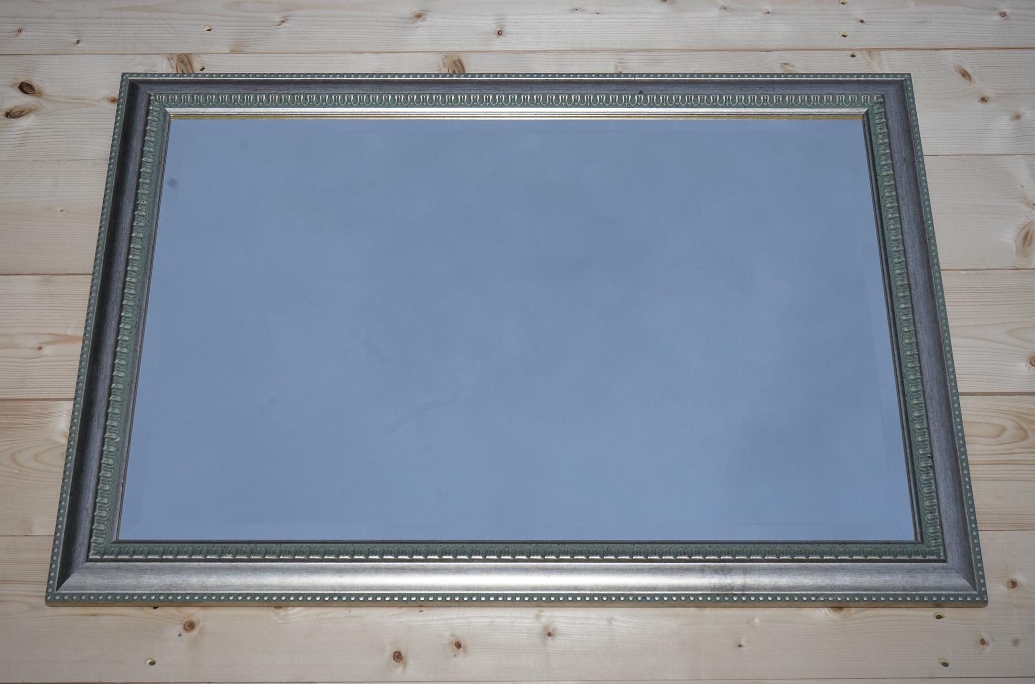 
Antiquariato di Londra



Siamo lieti di offrire in vendita questo splendido specchio con cornice grigio argento. 

Uno specchio ben fatto e solido, con due graffi molto sottili sullo specchio che non sono molto evidenti ma che ovviamente dobbiamo